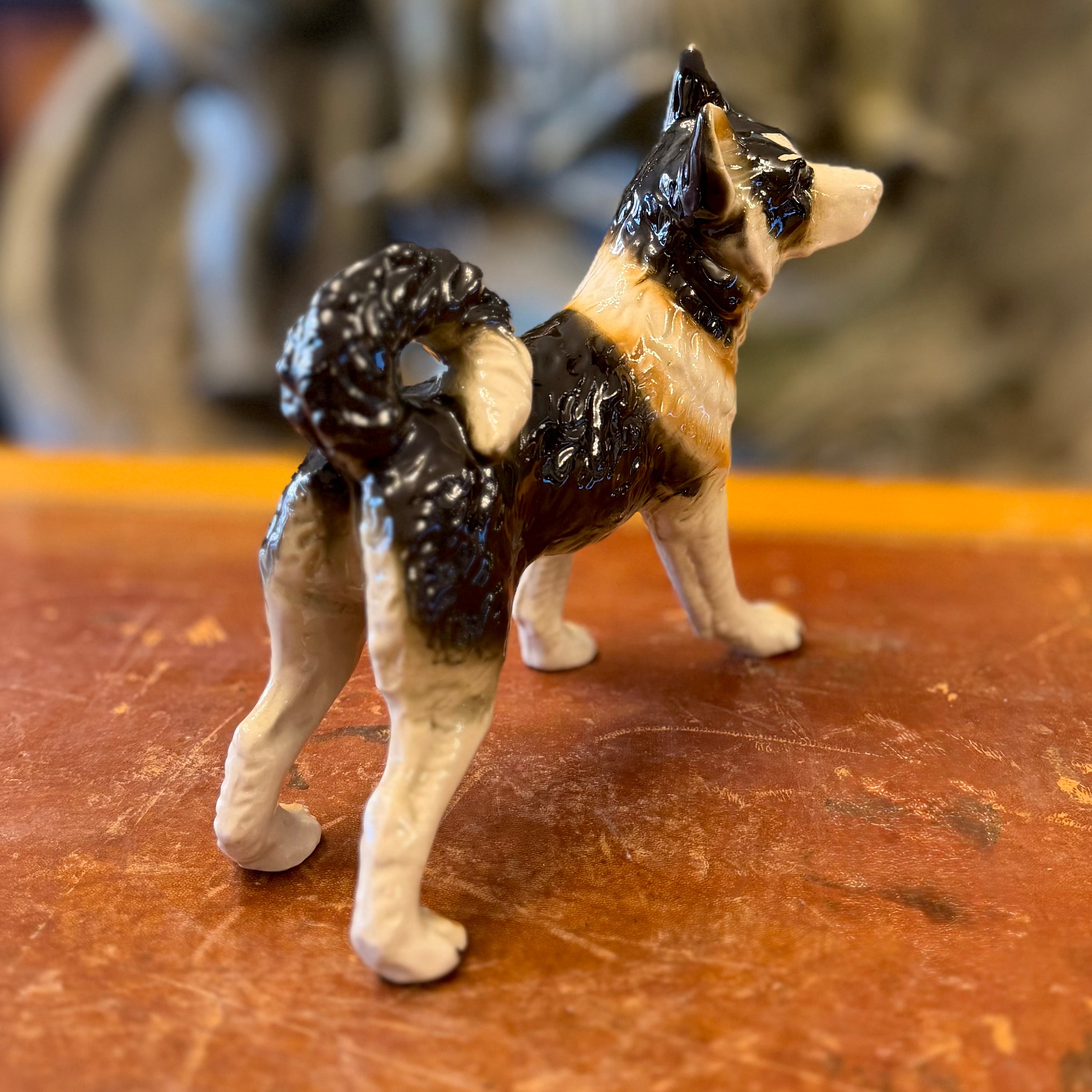 Figura perro porcelana sello Erphila. Alemania SXX