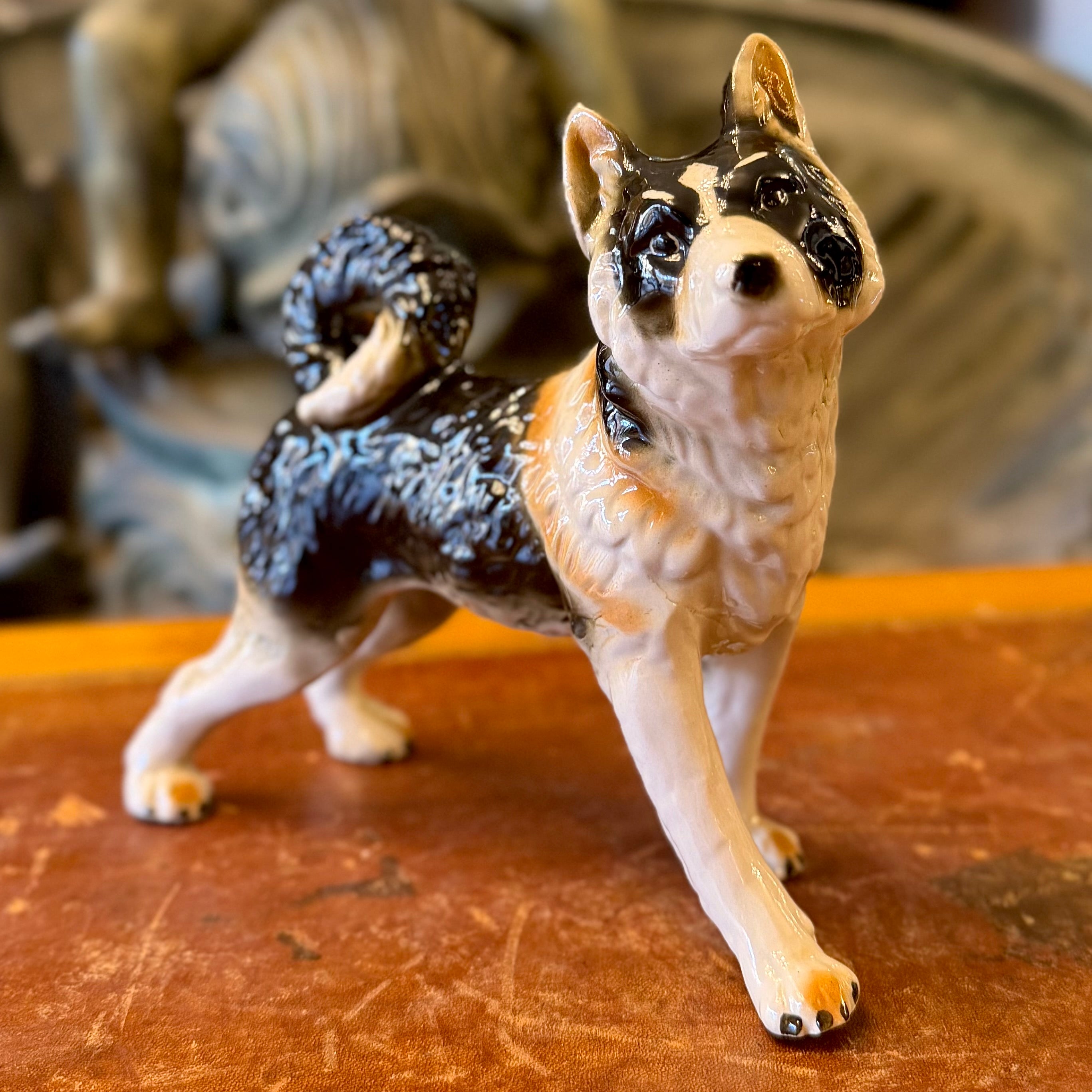 Figura perro porcelana sello Erphila. Alemania SXX