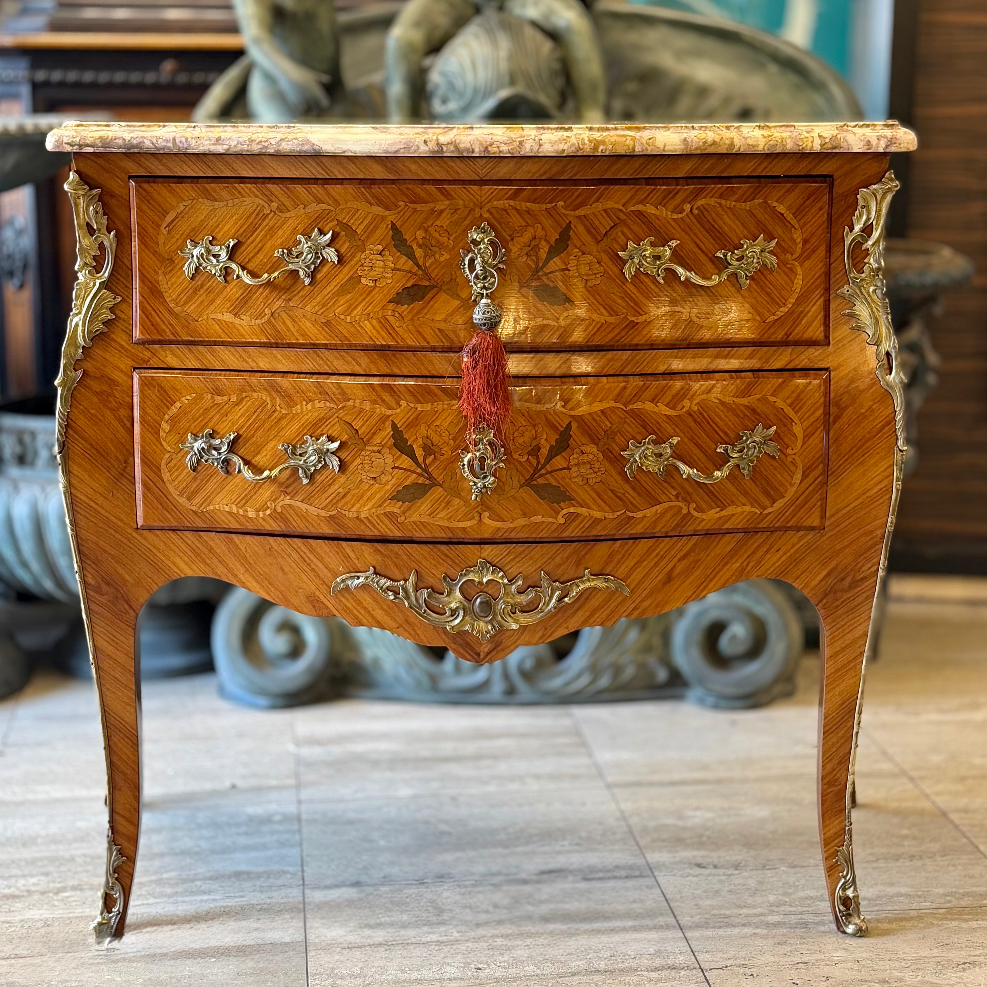 Comoda francesa estilo Luis XV. Francia SXIX