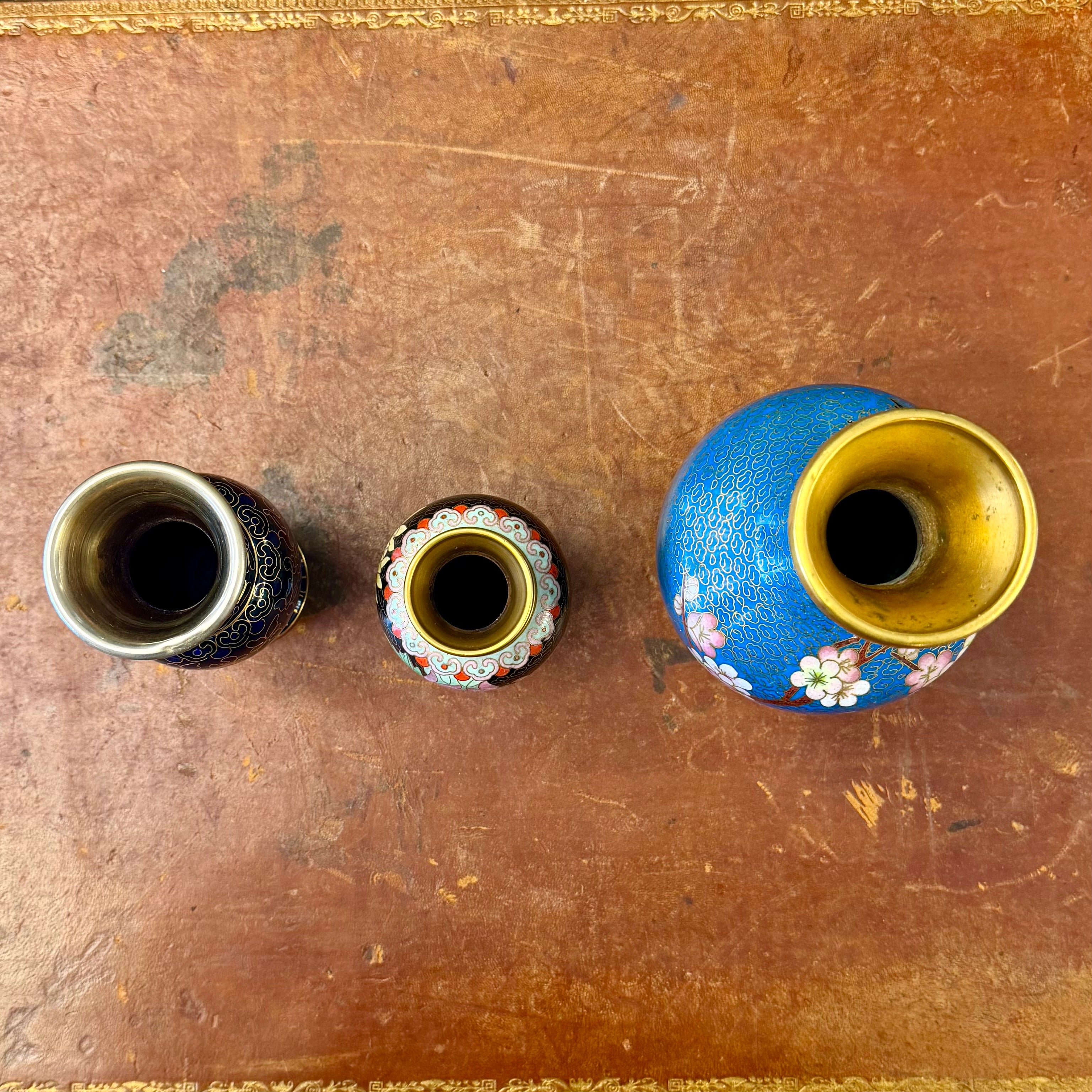Tres jarroncitos cloissone Meiji. Japón SXIX