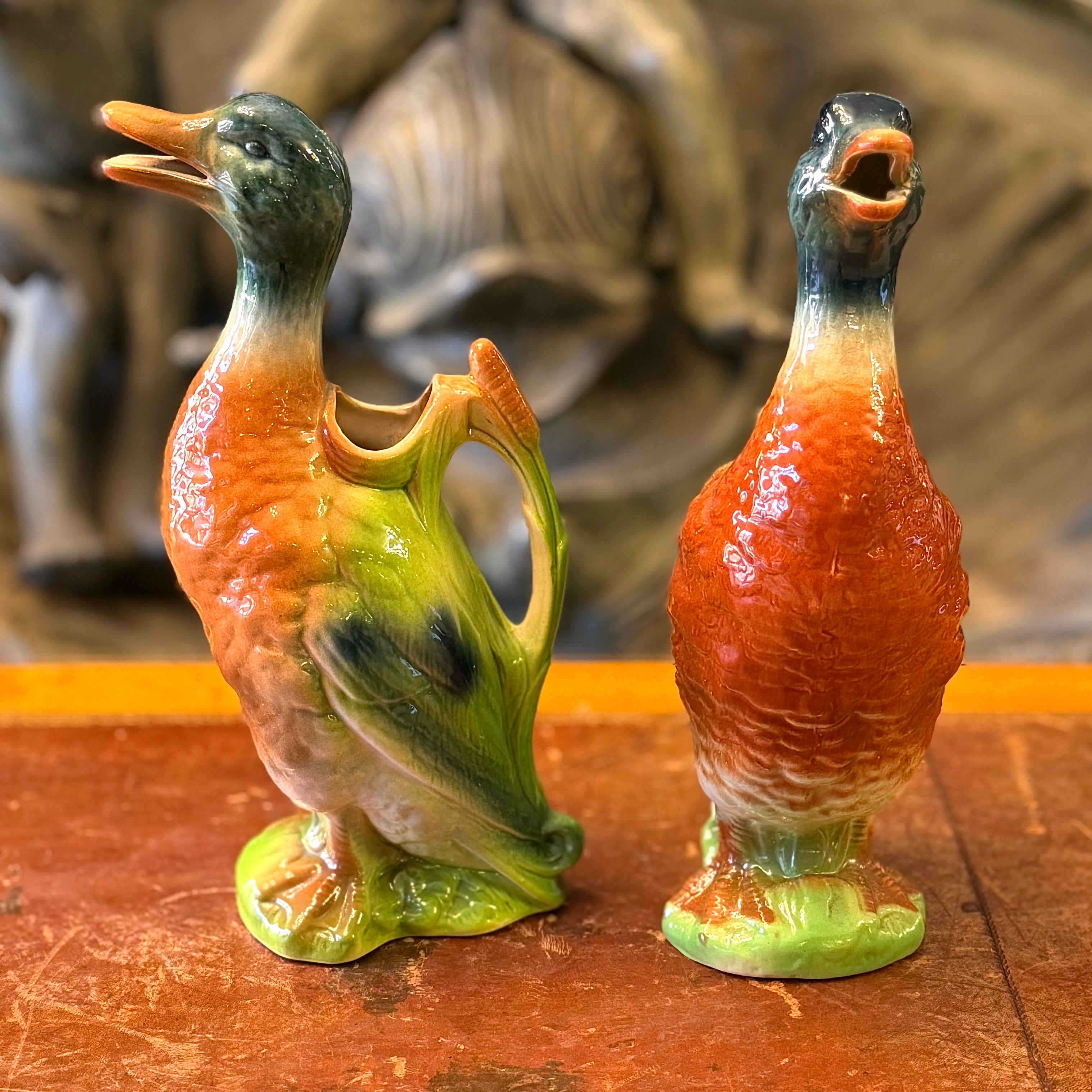 Pareja de jarras para vino de mayólica francesa. Francia SXX