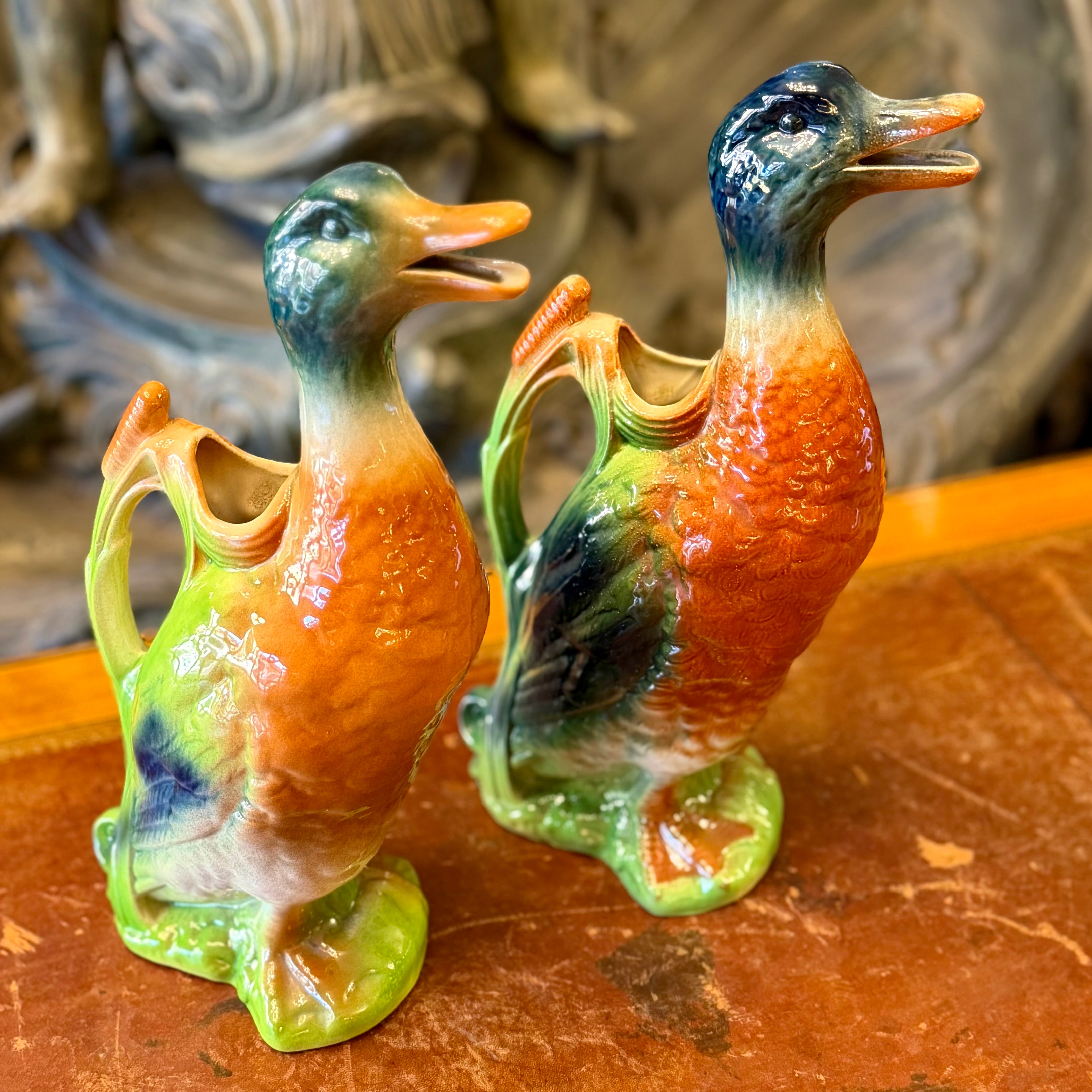 Pareja de jarras para vino de mayólica francesa. Francia SXX