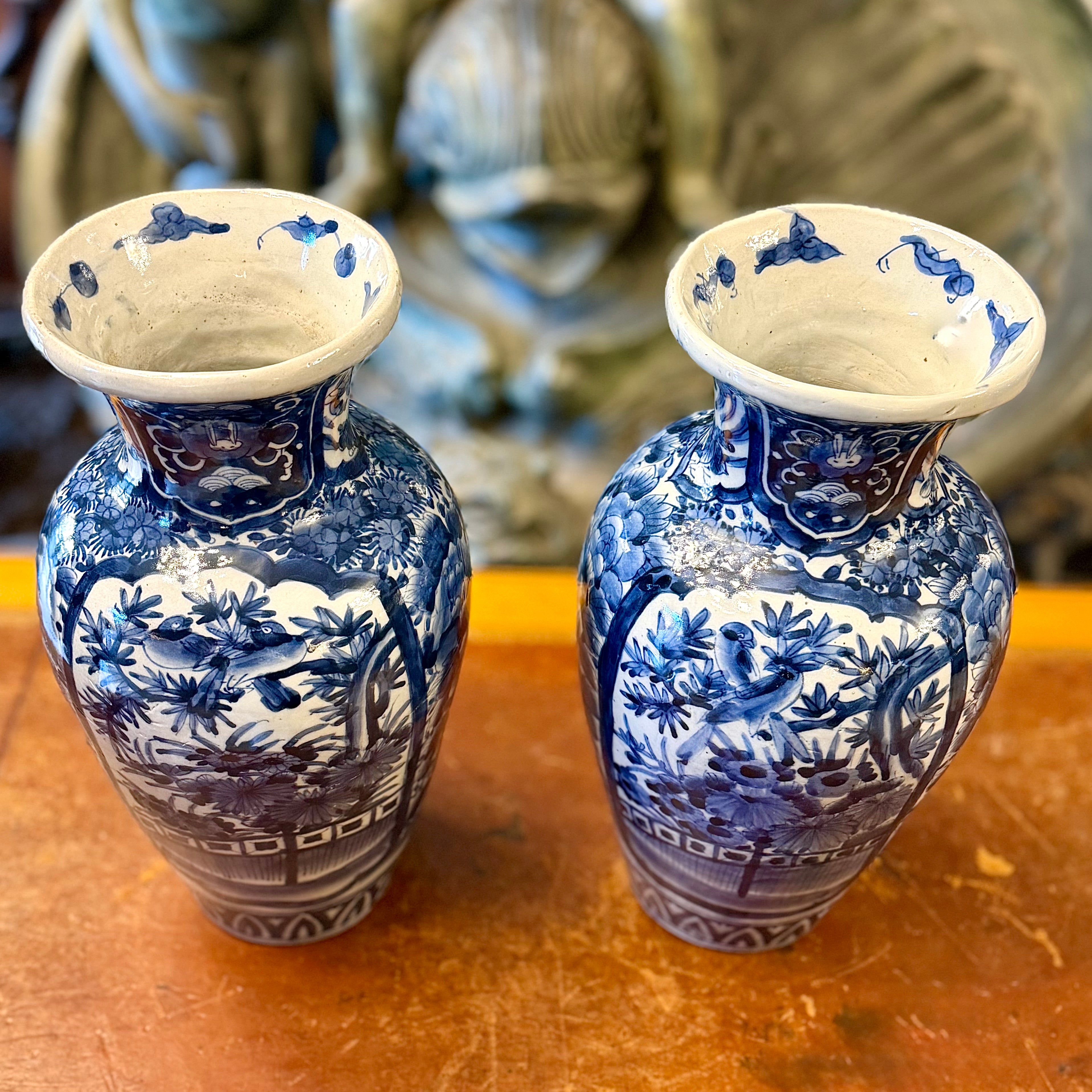 Par de jarrones chinos de caolin balnco y azul. China SXIX