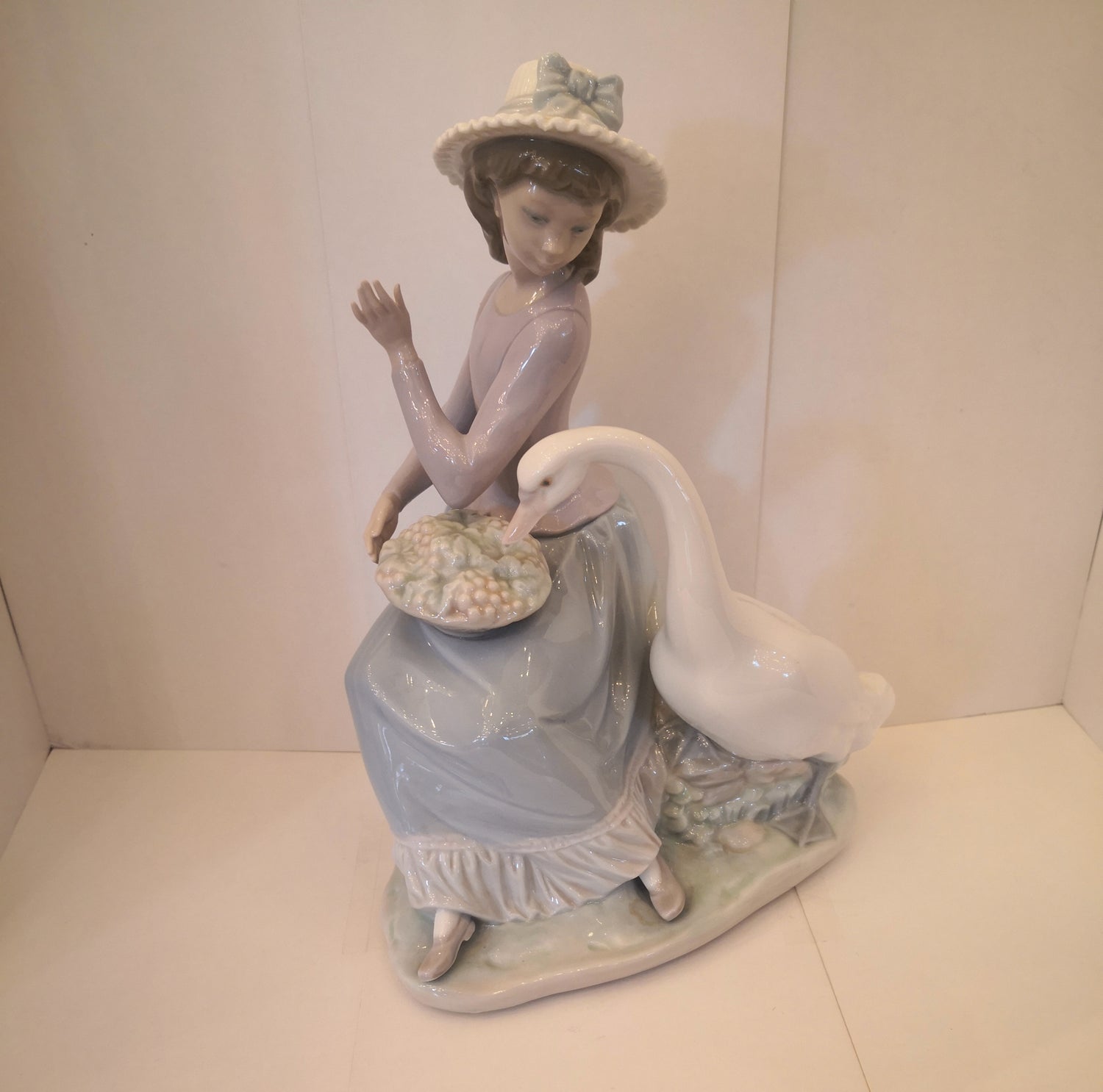 Porcelana española Lladró de mujer con ganso. SXX