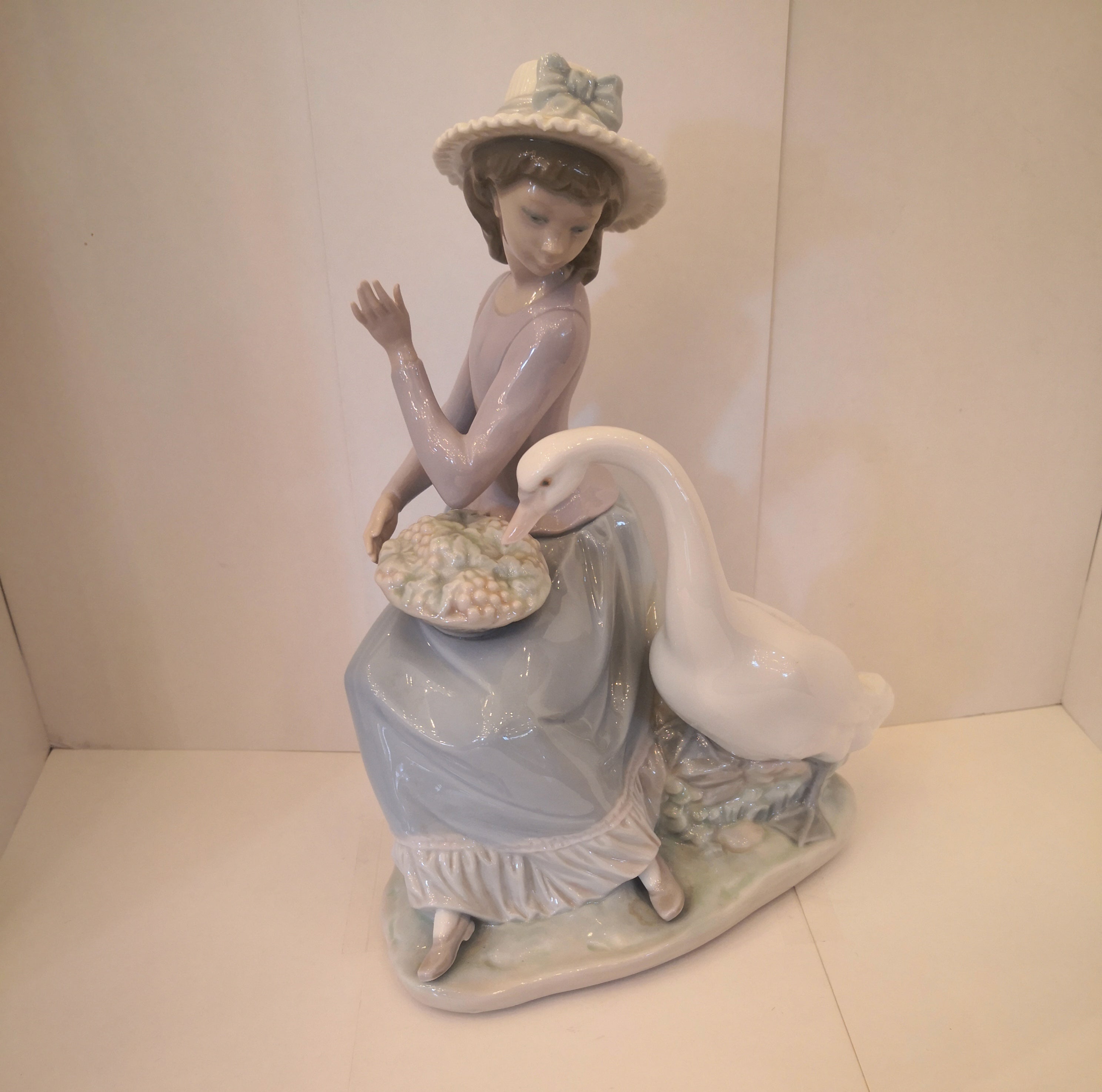 Porcelana española Lladró de mujer con ganso. SXX