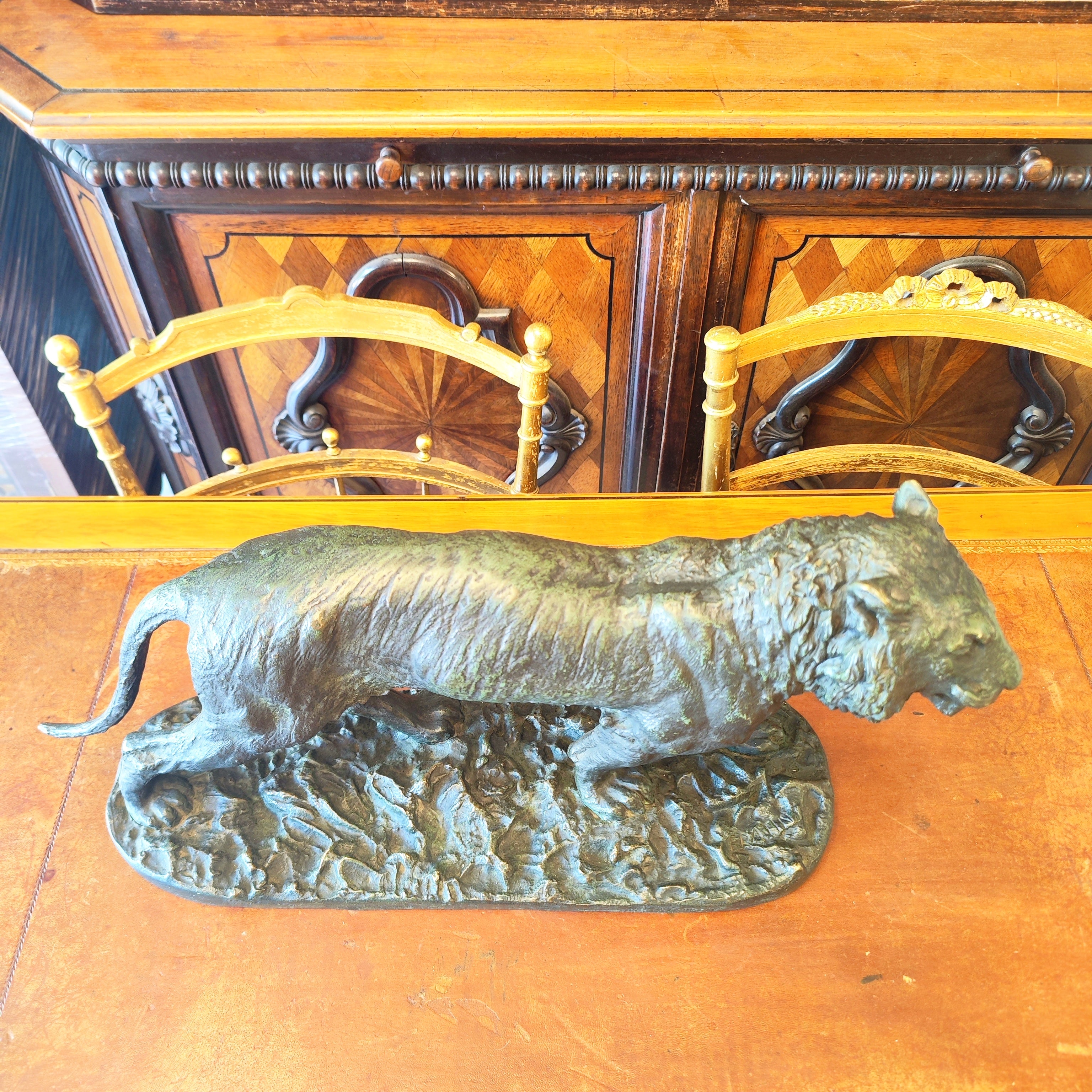 Tigre firma Christophe Fratin de bronce. Francia SXIX