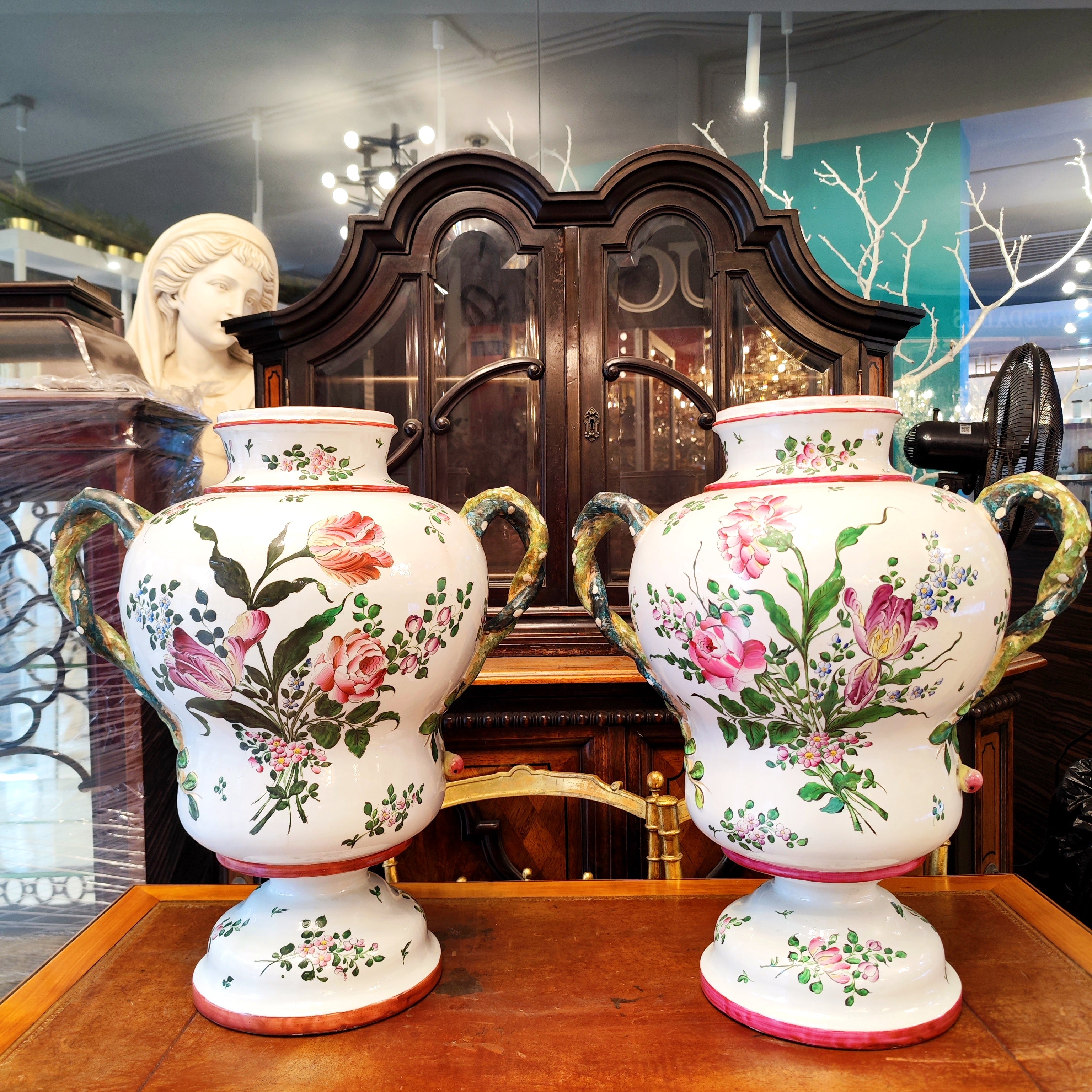 Gran par de frascos de farmacia con ramas de higos. Francia SXIX