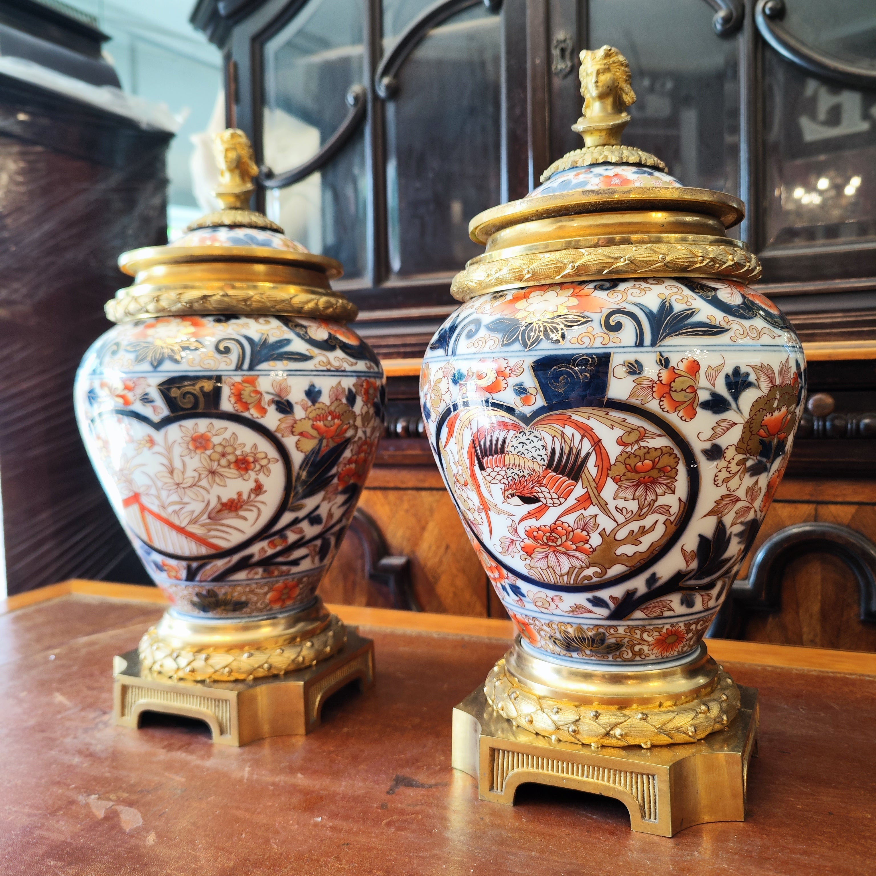 Grandioso par de frascos de jengibre Imari ormulu. Francia mediados SXIX