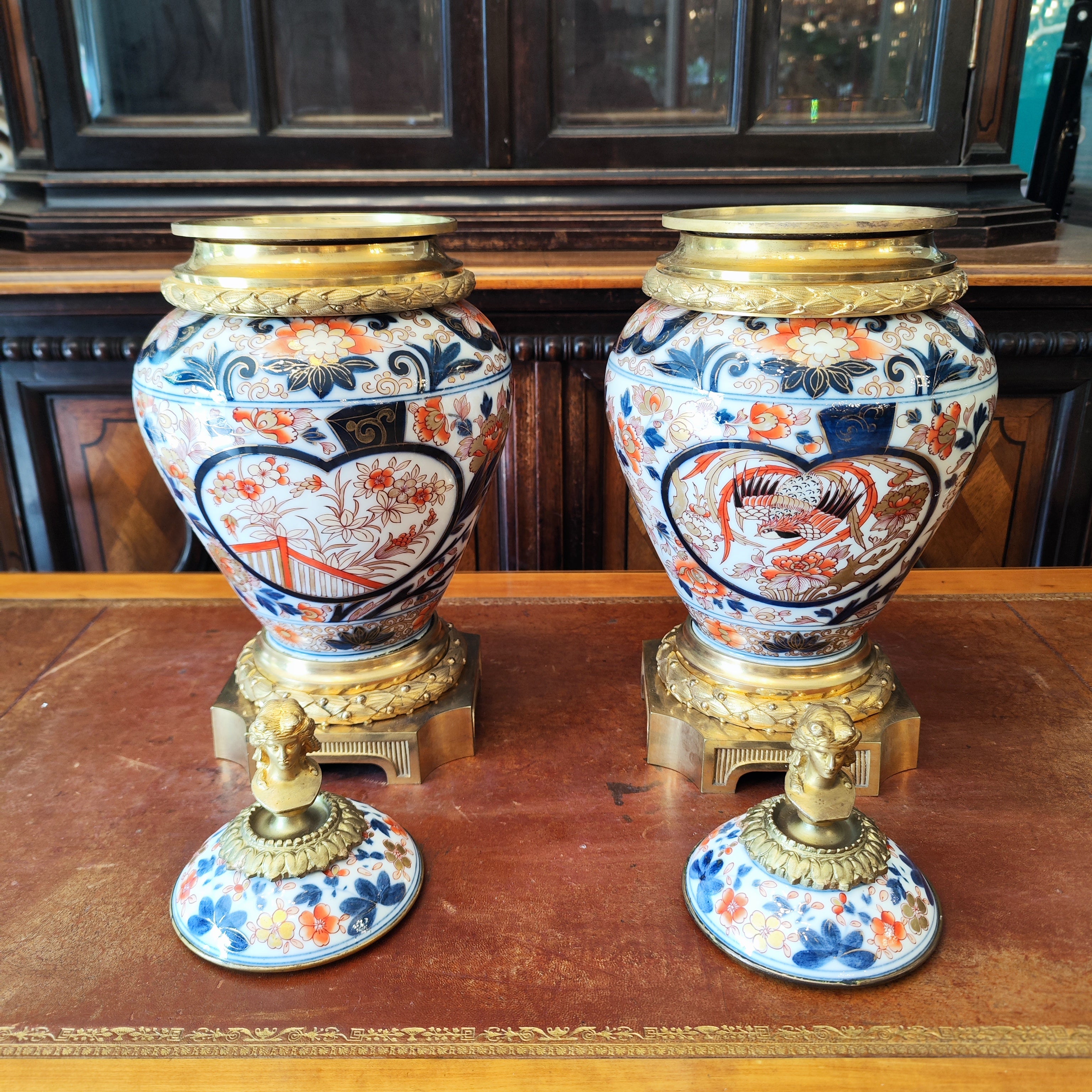 Grandioso par de frascos de jengibre Imari ormulu. Francia mediados SXIX