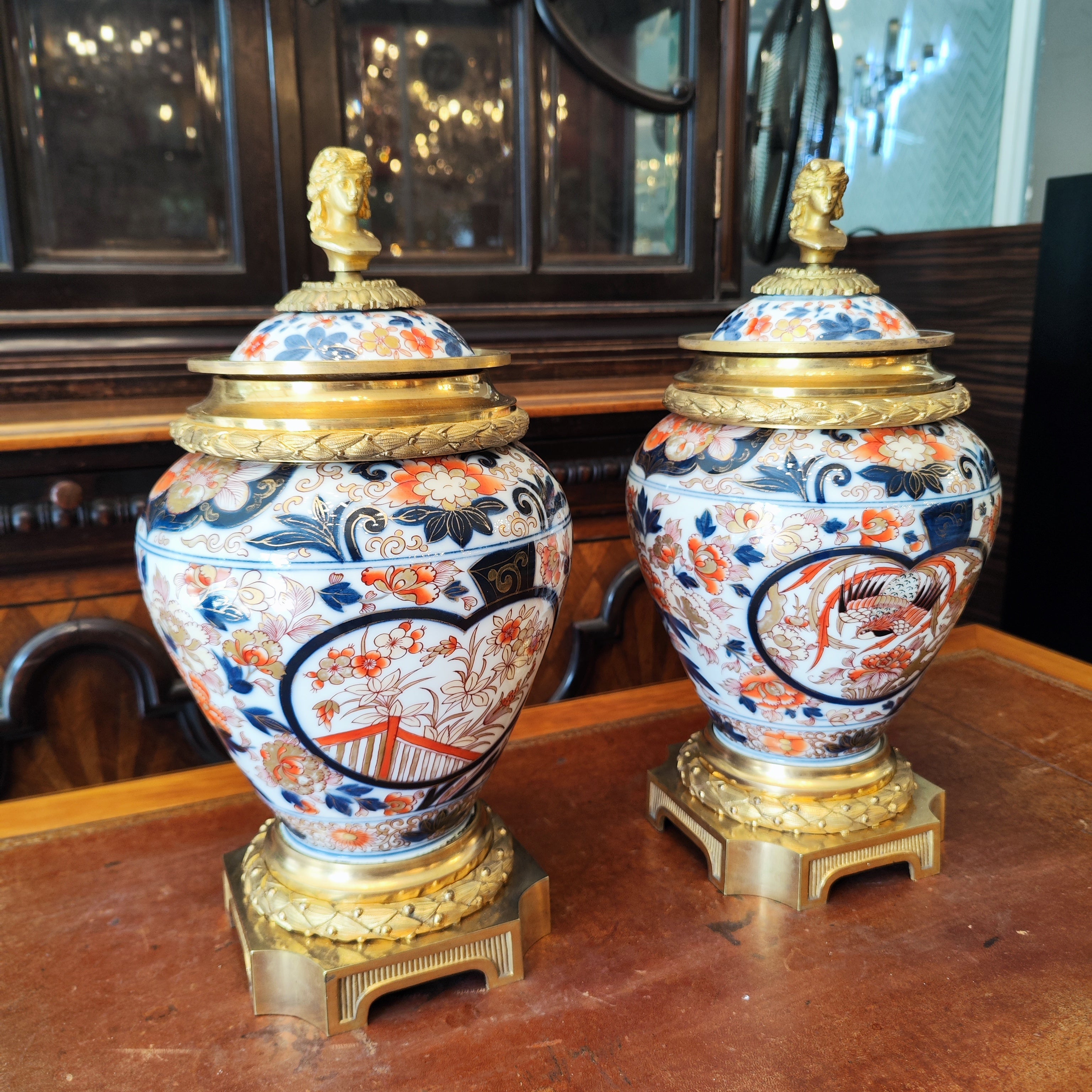 Grandioso par de frascos de jengibre Imari ormulu. Francia mediados SXIX