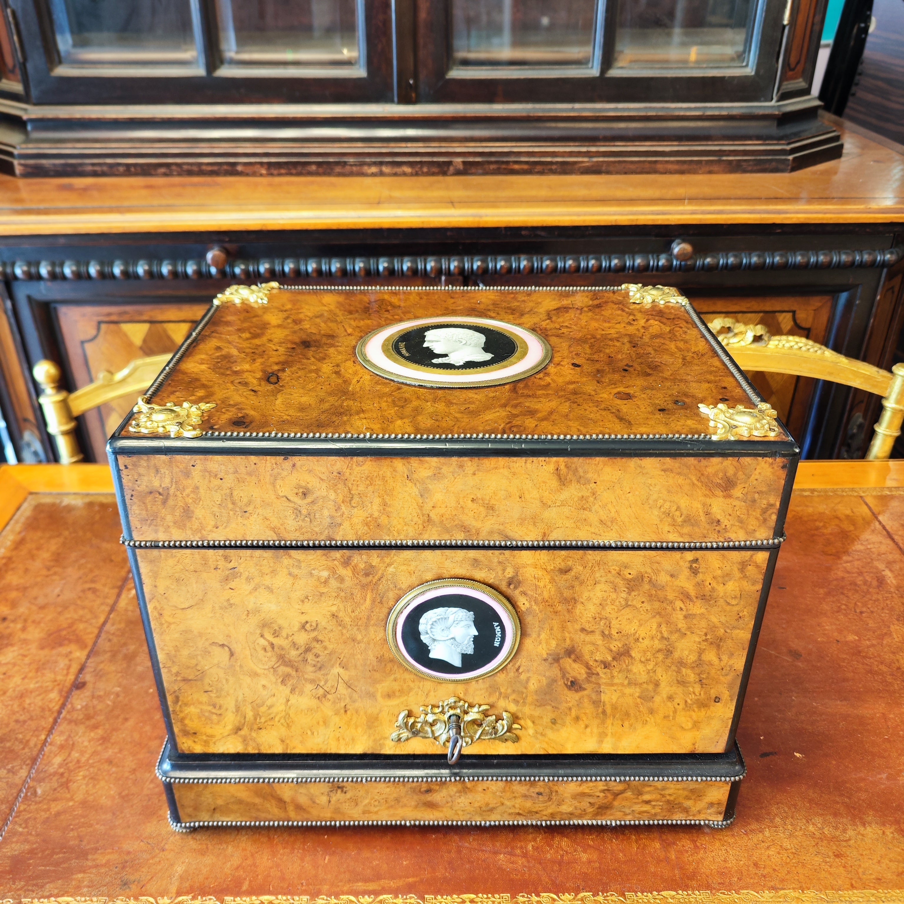 Espectalurar cave a liqueur Napoloen III. Paris SXIX