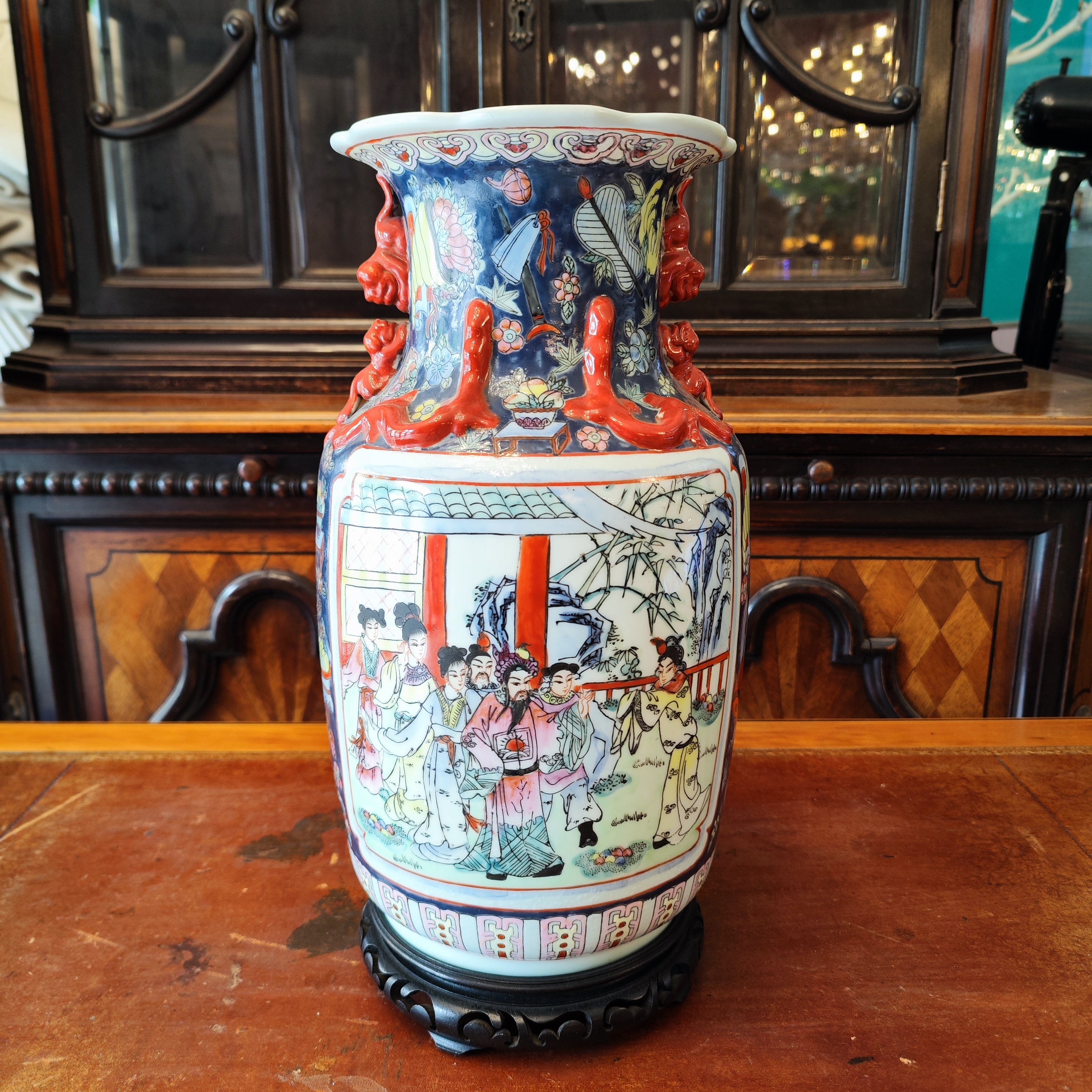 Jarrón chino decorado con flores y personajes. China SXIX