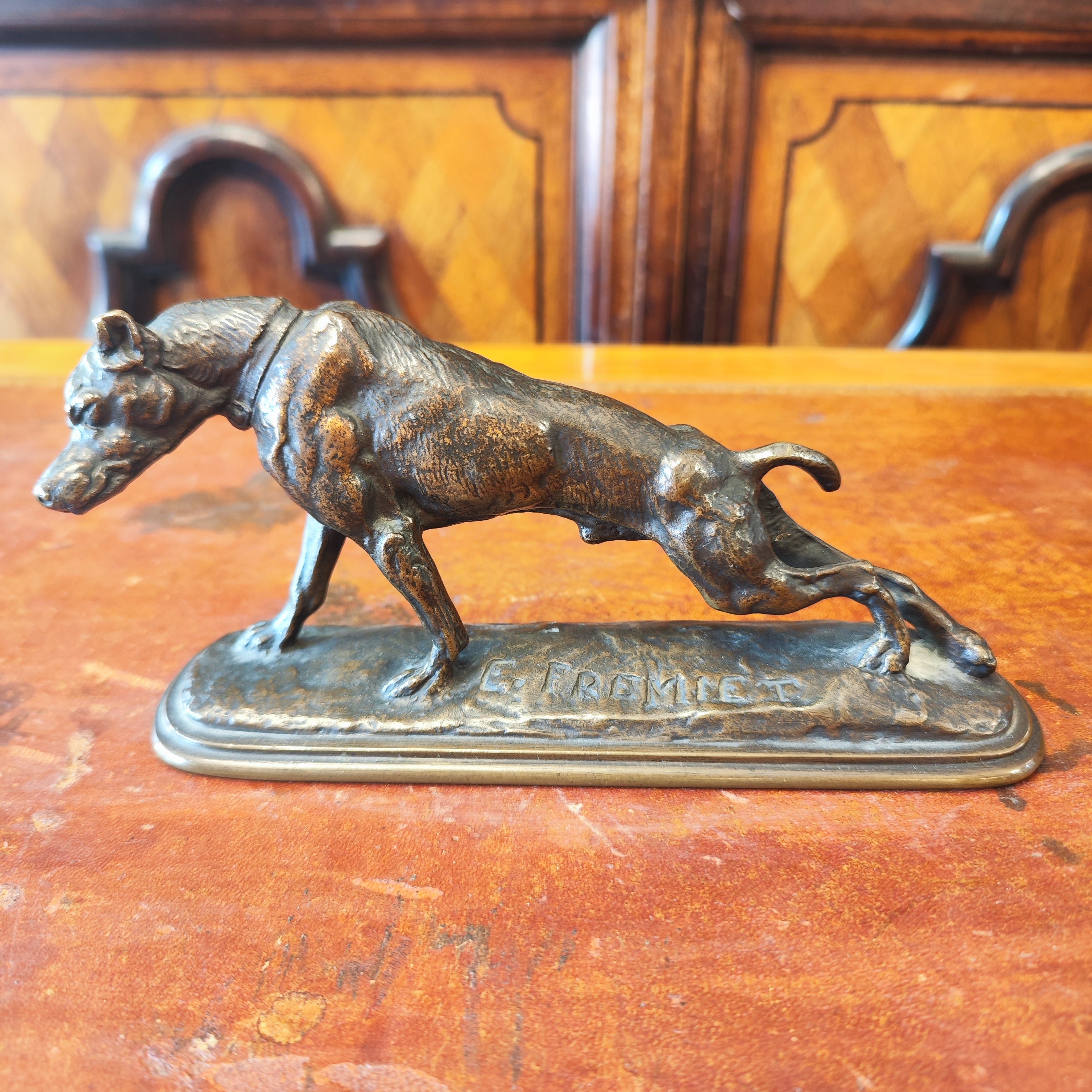 Perro bronce firma Emmanuel Fremiet. Francia SXIX