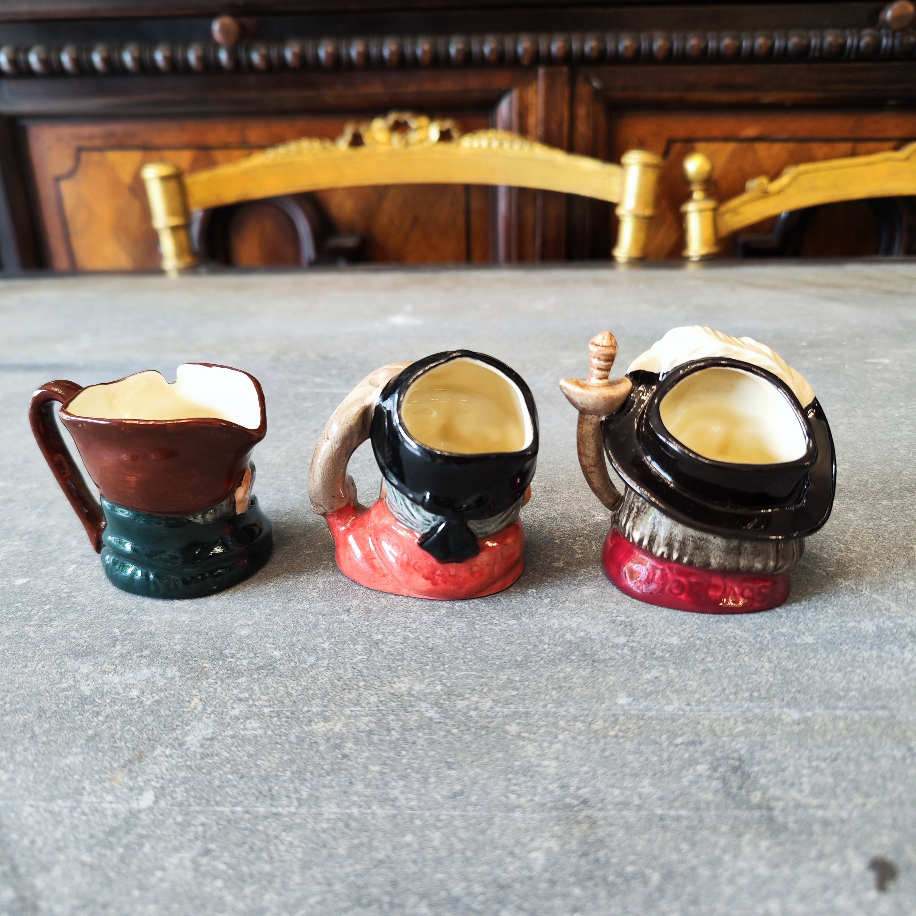 Juego de tres jarras Toby. Royal Doulton Inglaterra SXX