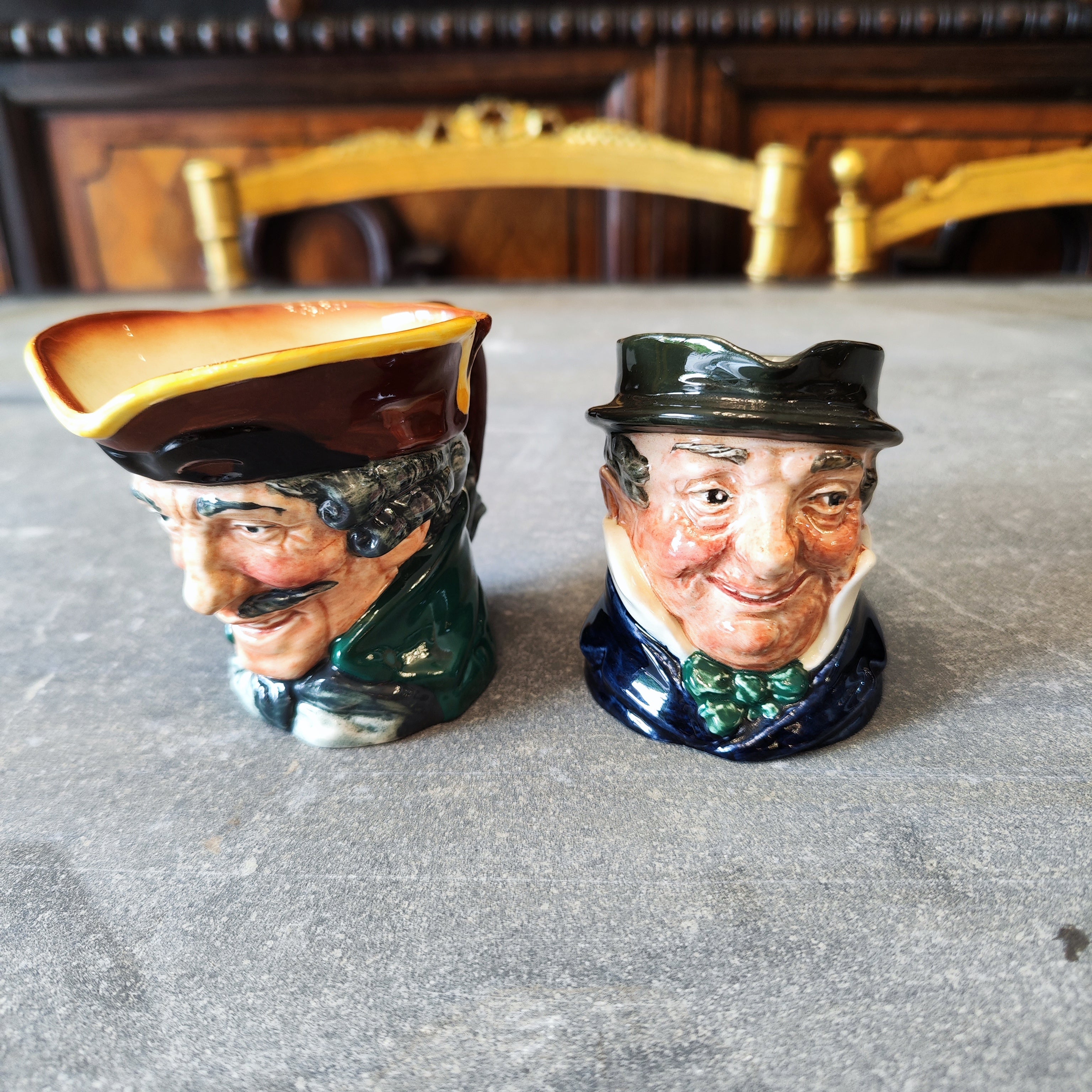 Par de jarras Toby Royal Doulton. Inglaterra SXX