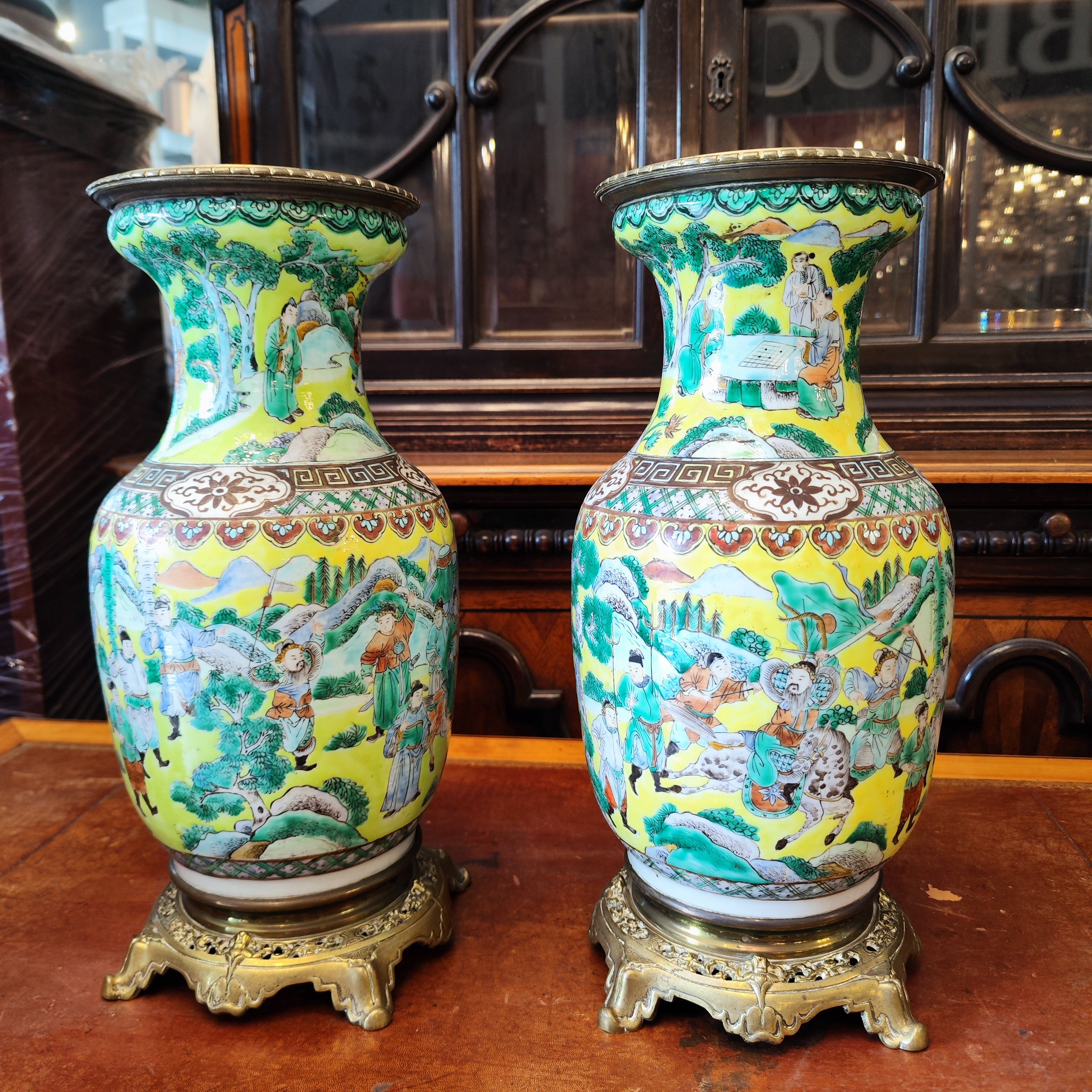 Par de jarrones de porcelana china amarillo imperial. China SXIX