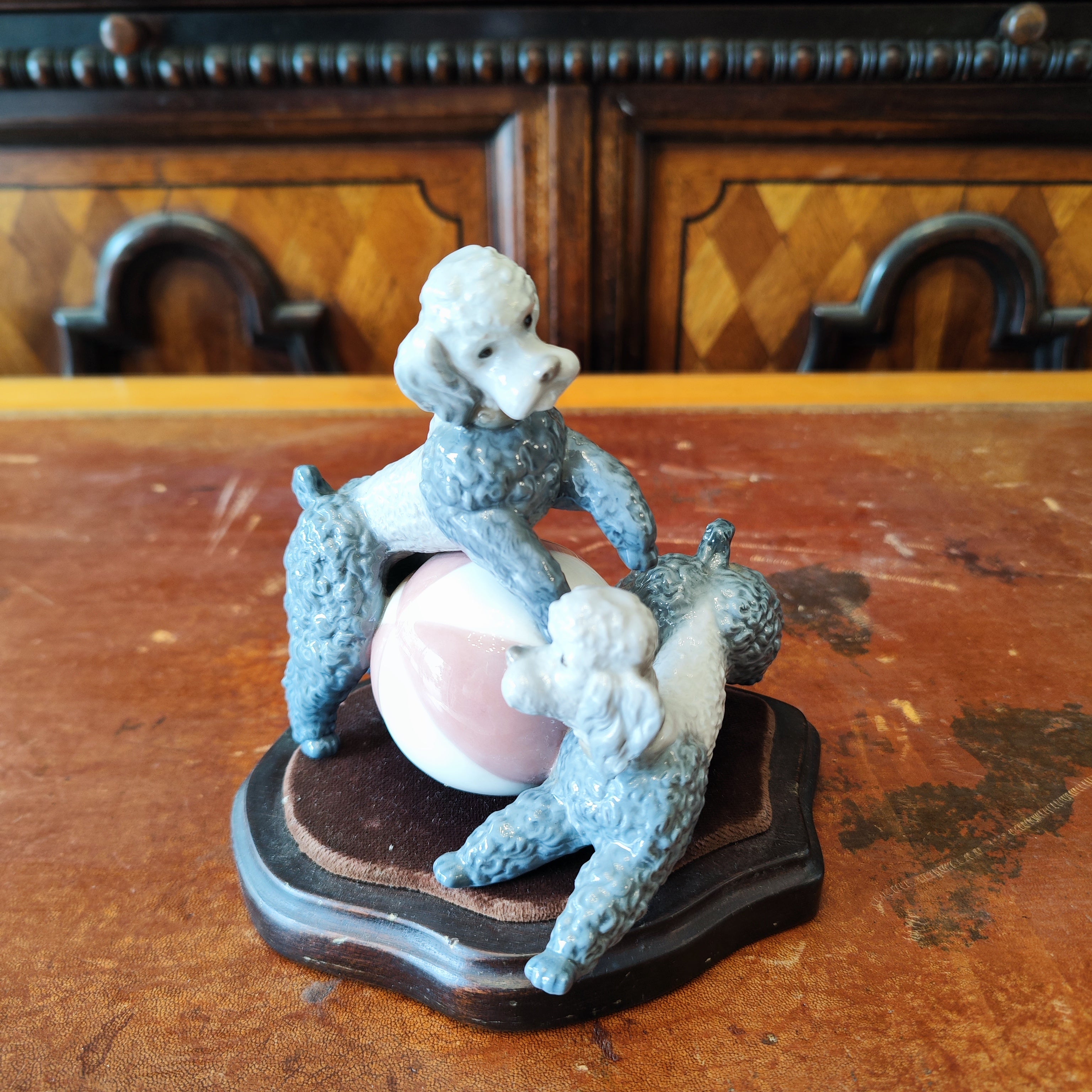 Par perros porcelana española Lladro jugando. España SXX