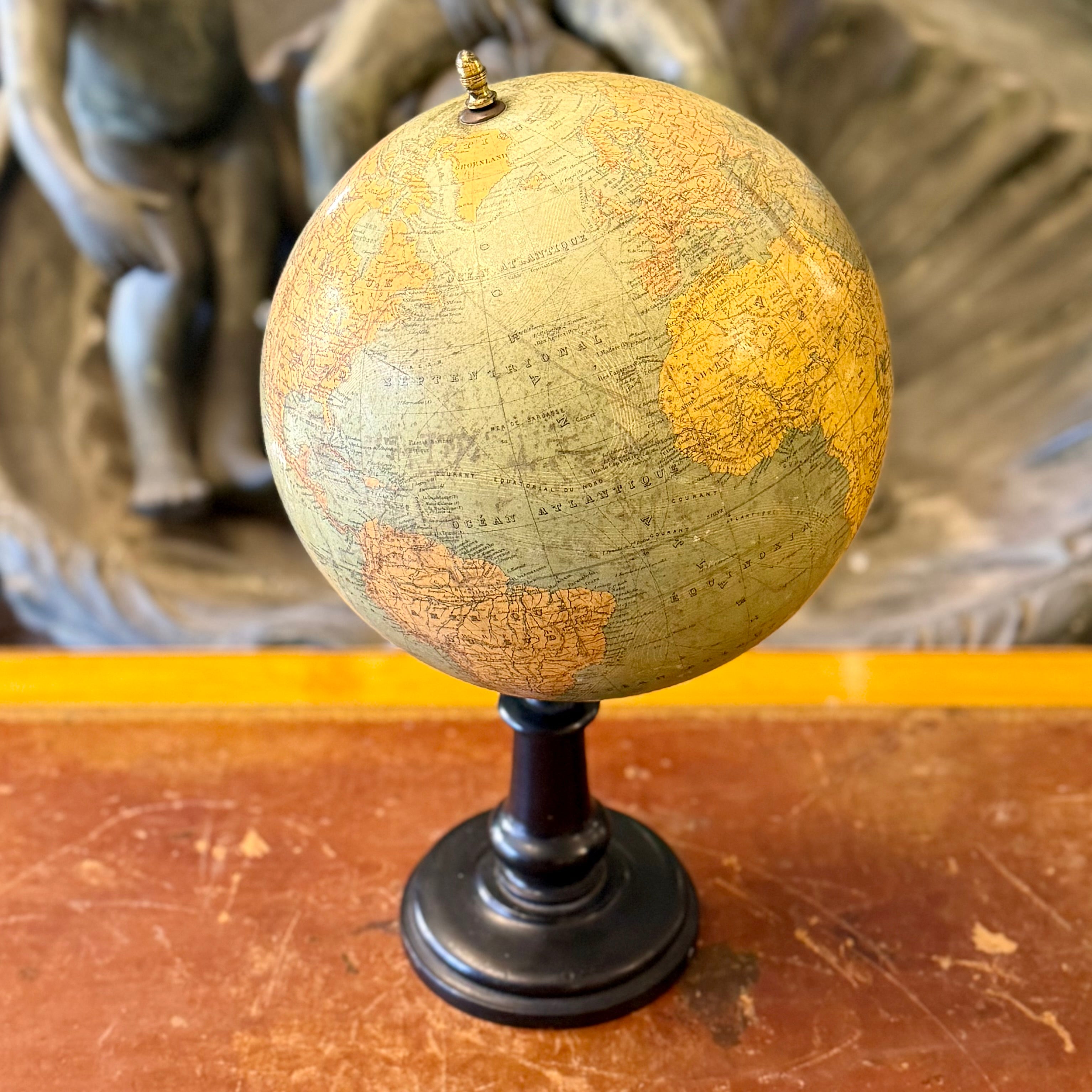 Globo terráqueo francés de papel mache CH. Perigot. Francia SXIX