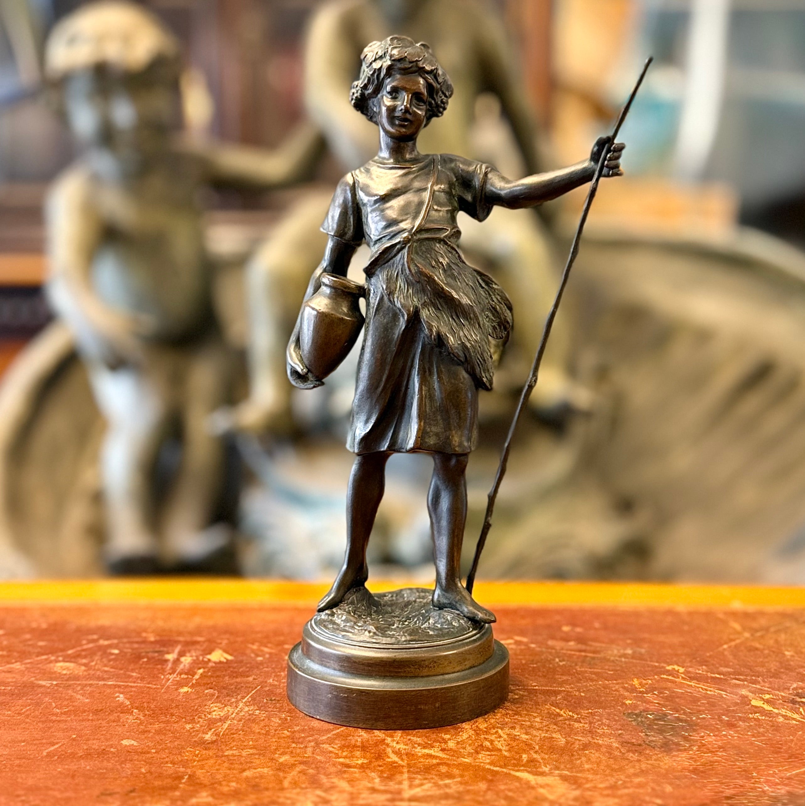 Escultura de bronce de niño sosteniendo un jarra. Italia SXIX