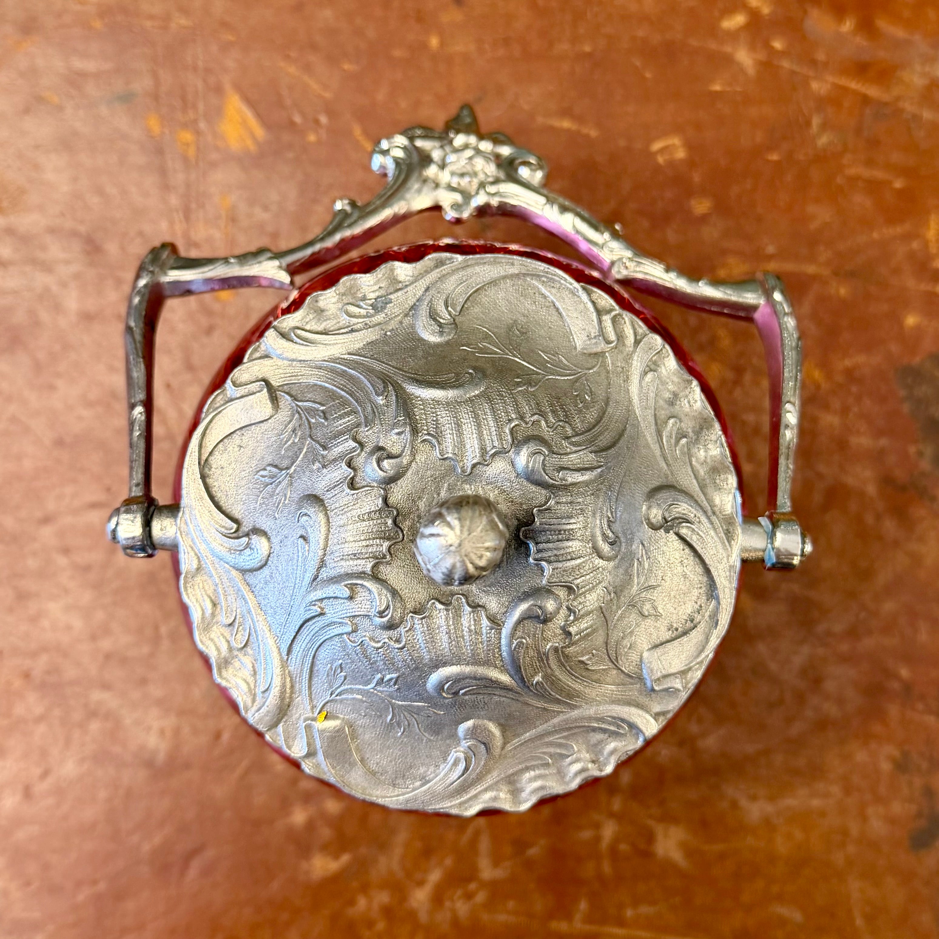 Dulcero francés de vidrio iridiscente fucsia Art-Nouveau. Francia principios SXX