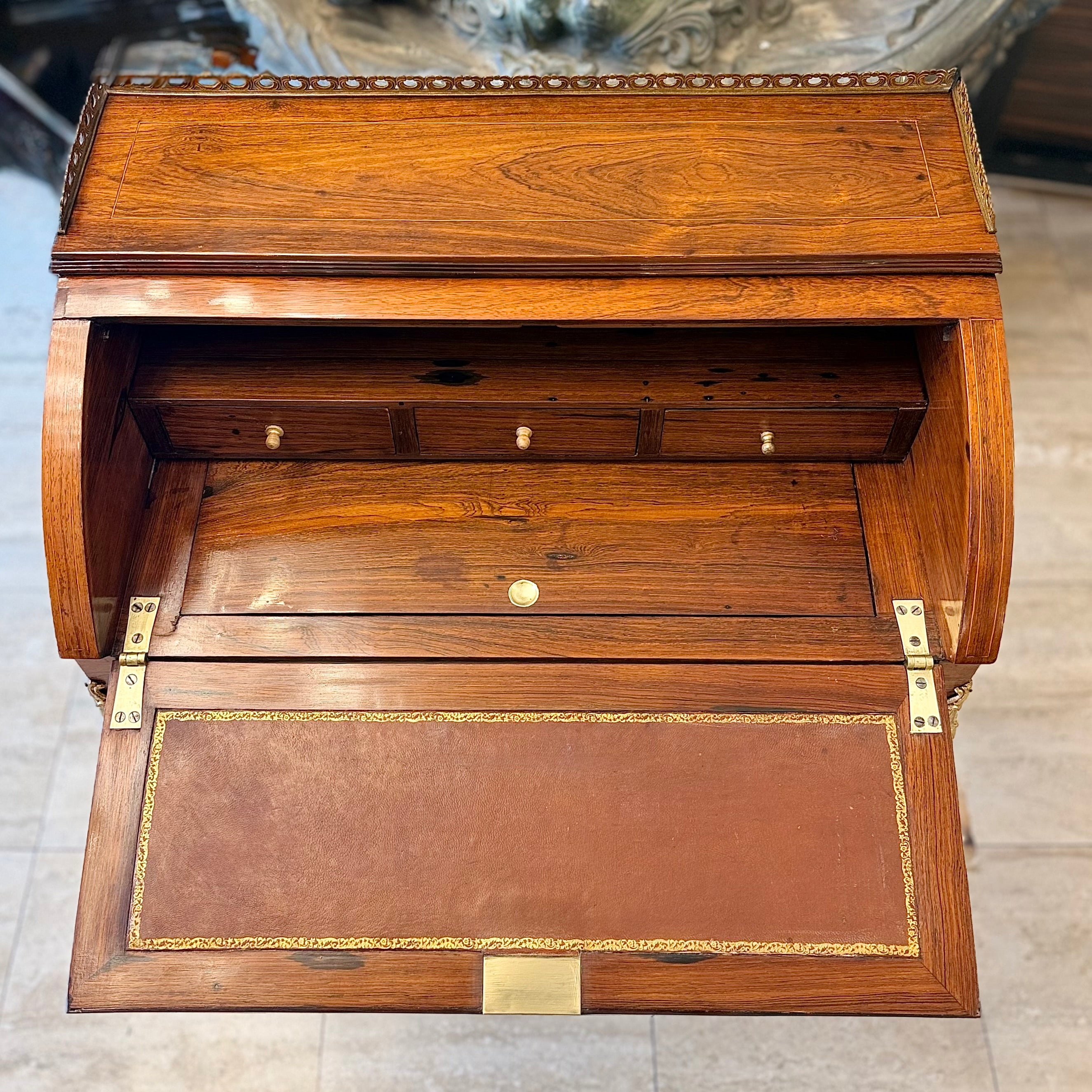 Escritorio francés estilo Luis XV decoración Pompadour. Francia SXIX