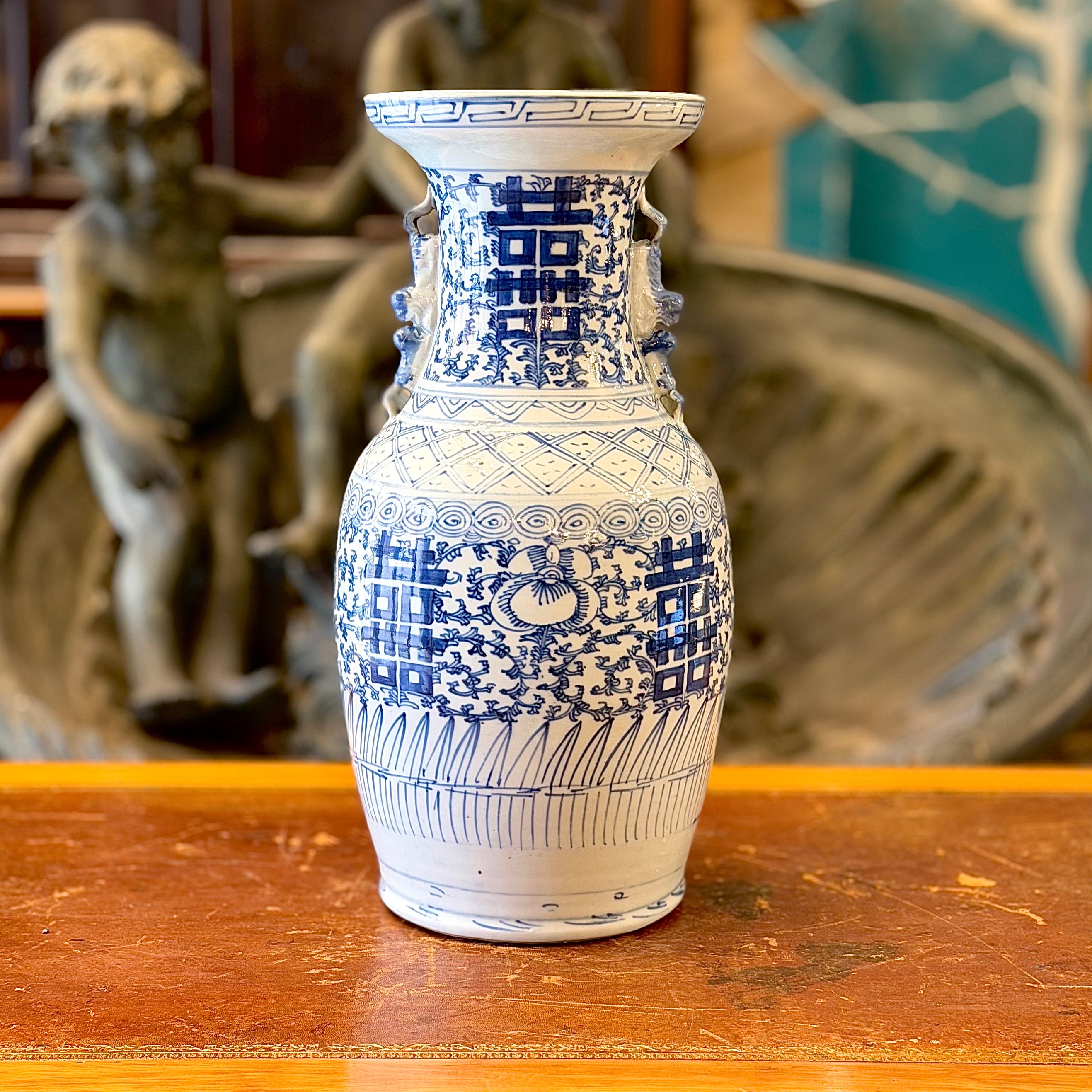 Jarron chino balaustre de caolin y esnalte azul-blanco. China SXIX
