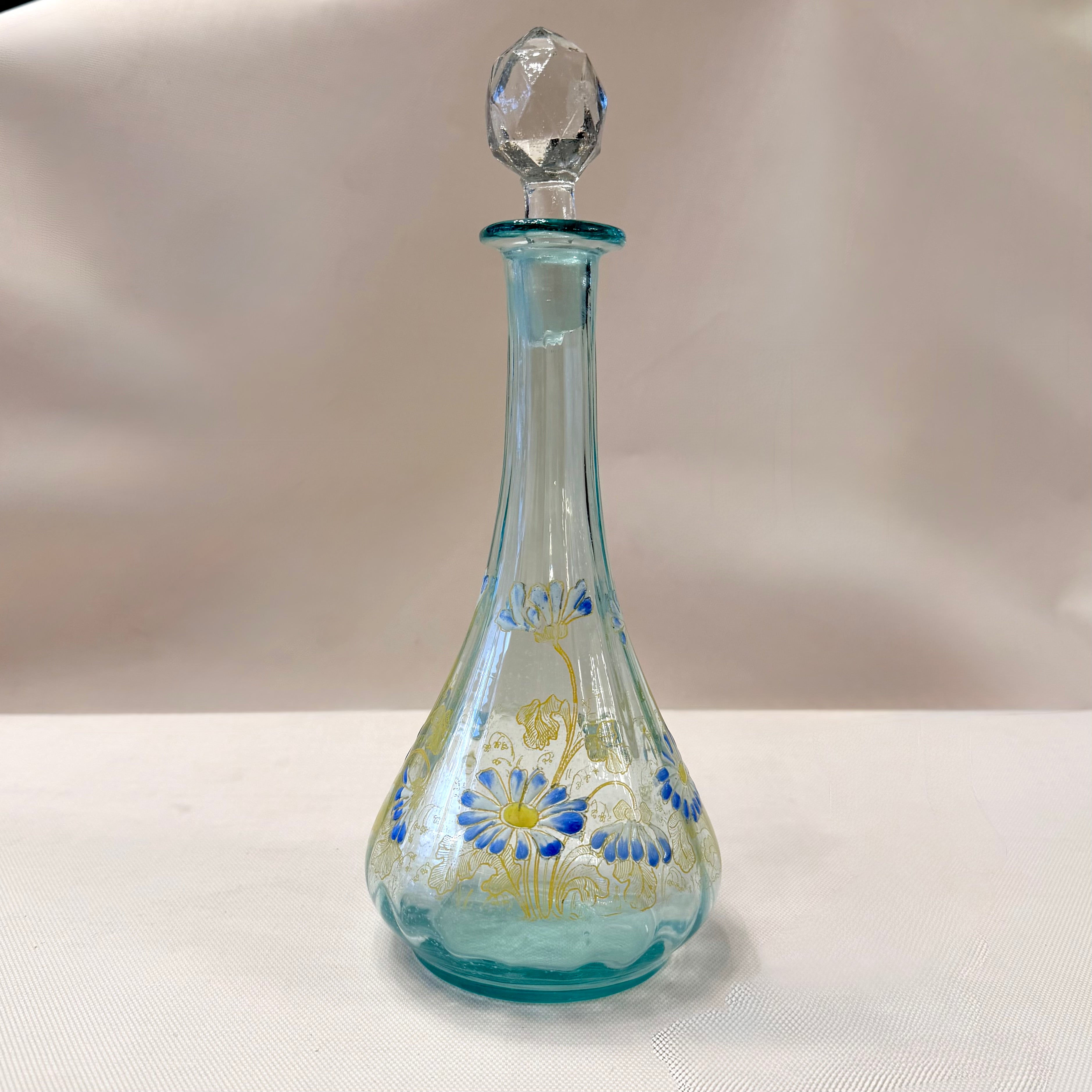 Botella de vidrio esmaltada Art-Nouveau con margaritas azules. Francia SXX