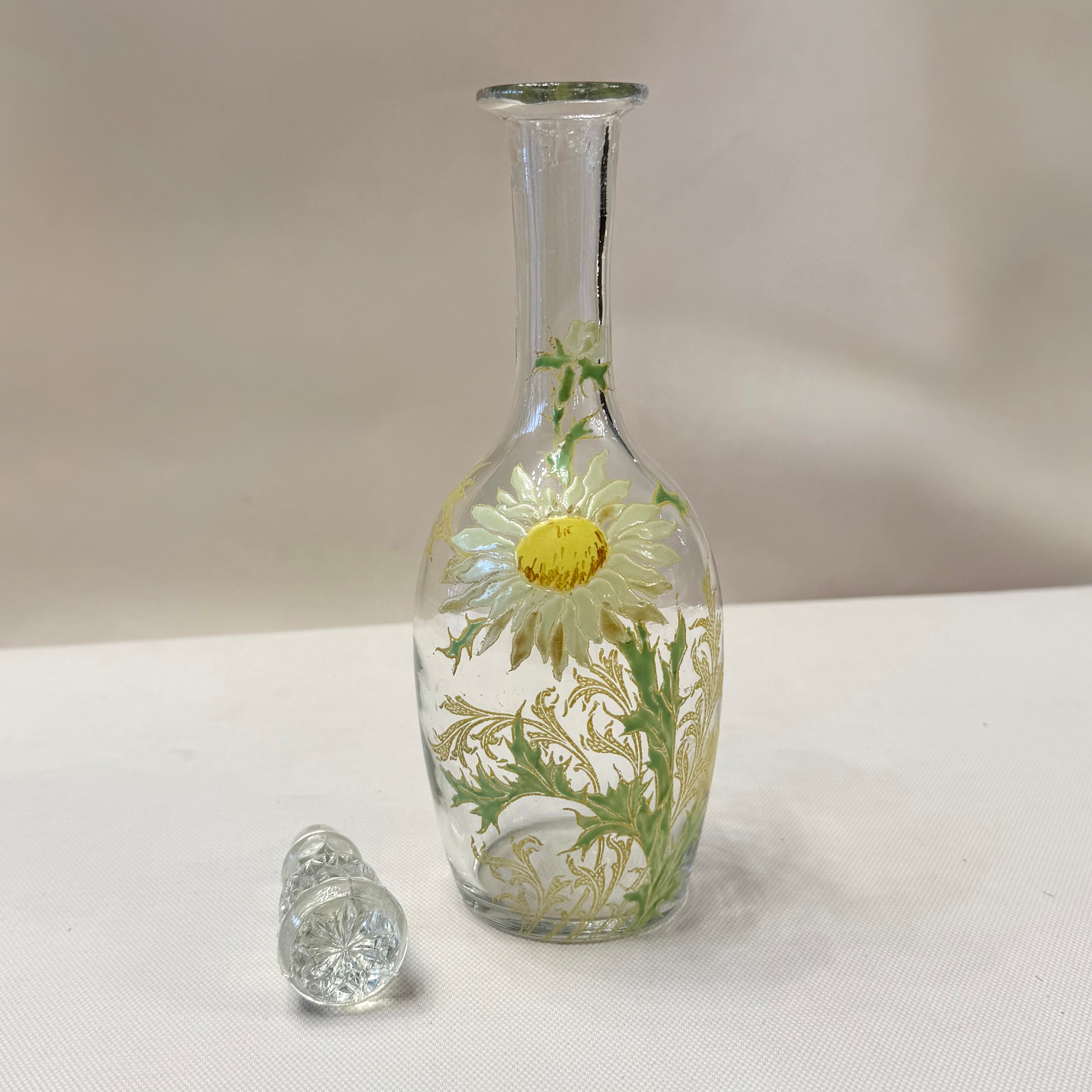 Botella de vidrio esmaltada Art-Nouveau con dientes de dragón. Francia SXX