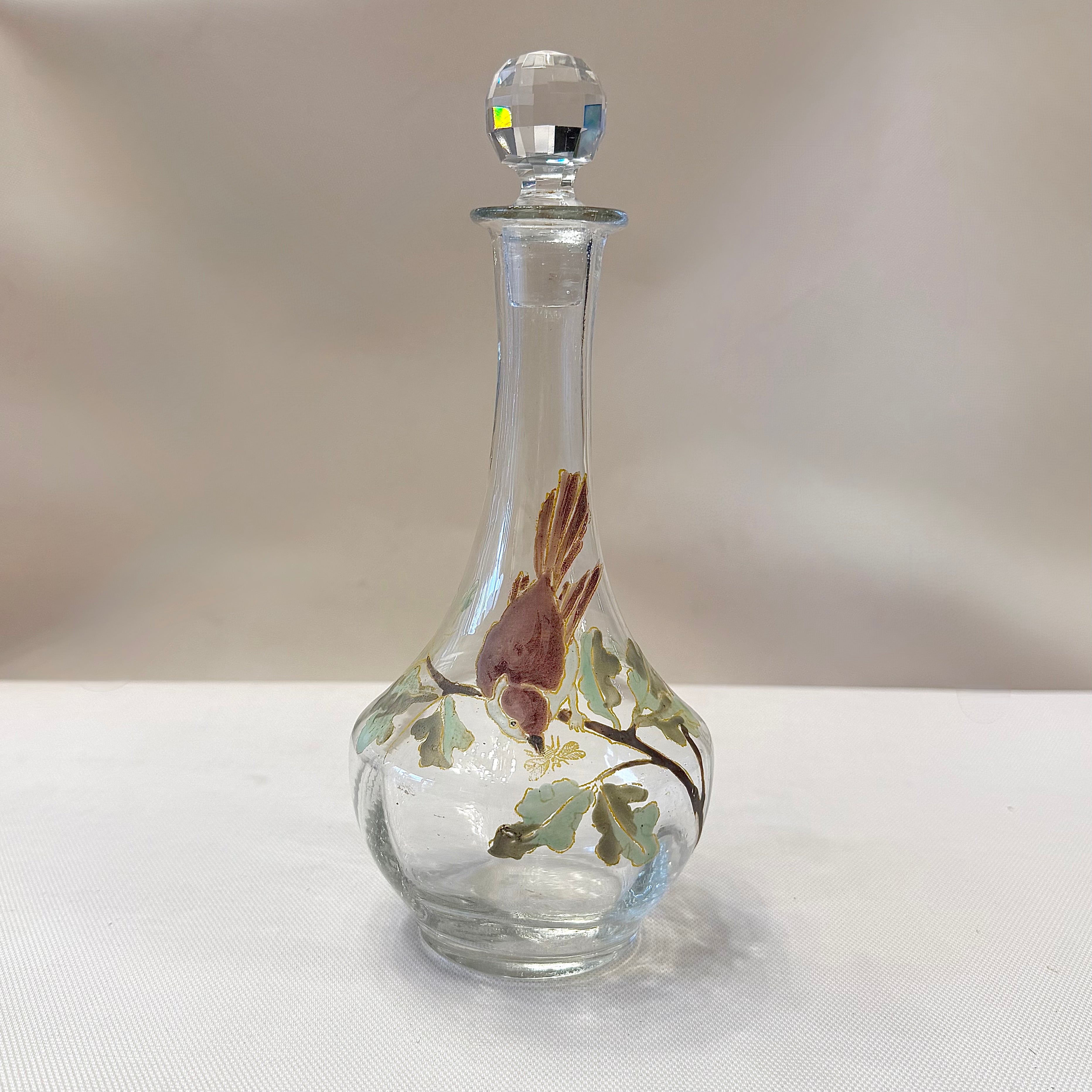 Botella de vidrio esmaltado Art-Nouveau con un gorrion.Francia SXX