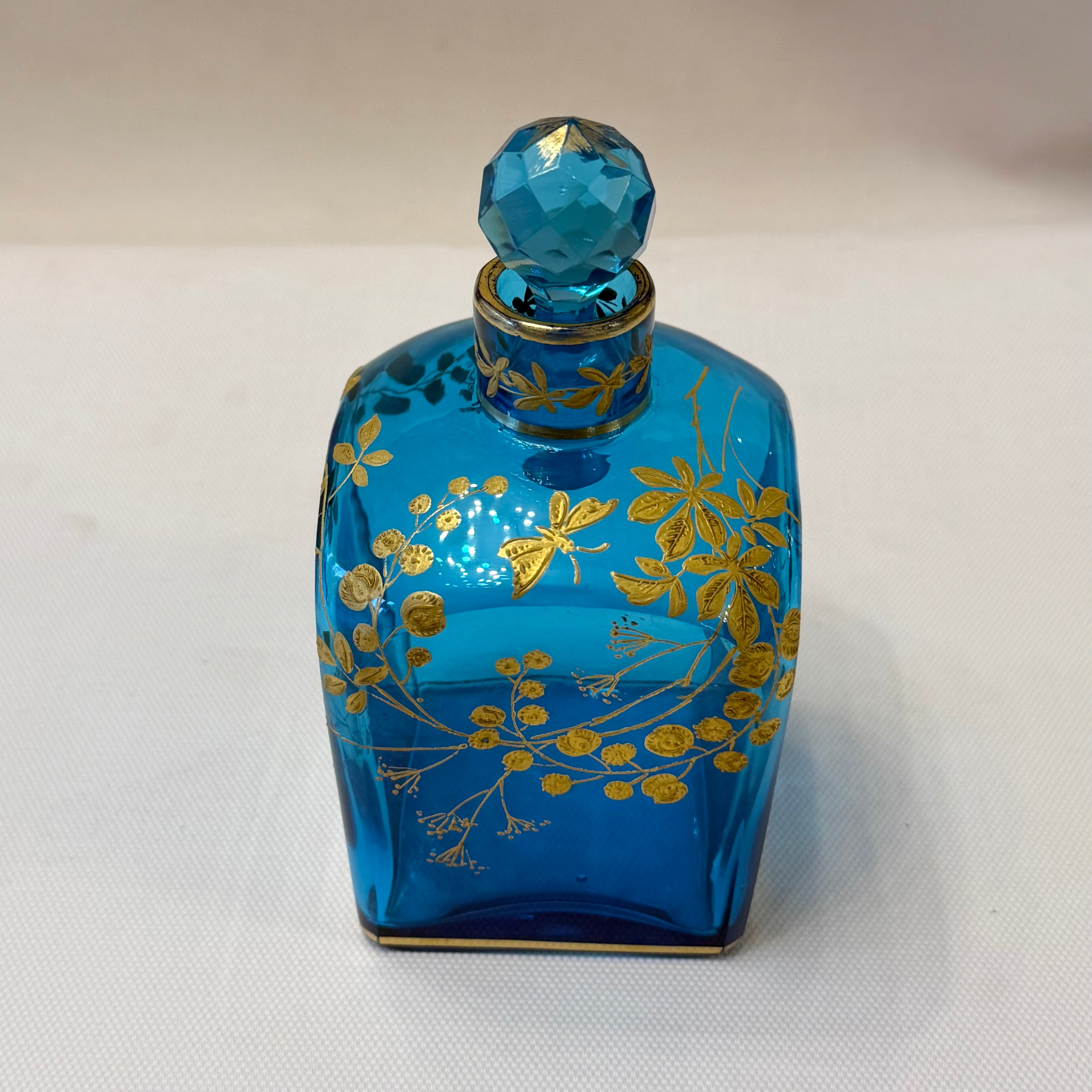 Botella de vidrio esmaltada Art-Nouveau con motivos orgánicos dorados. Francia SXX