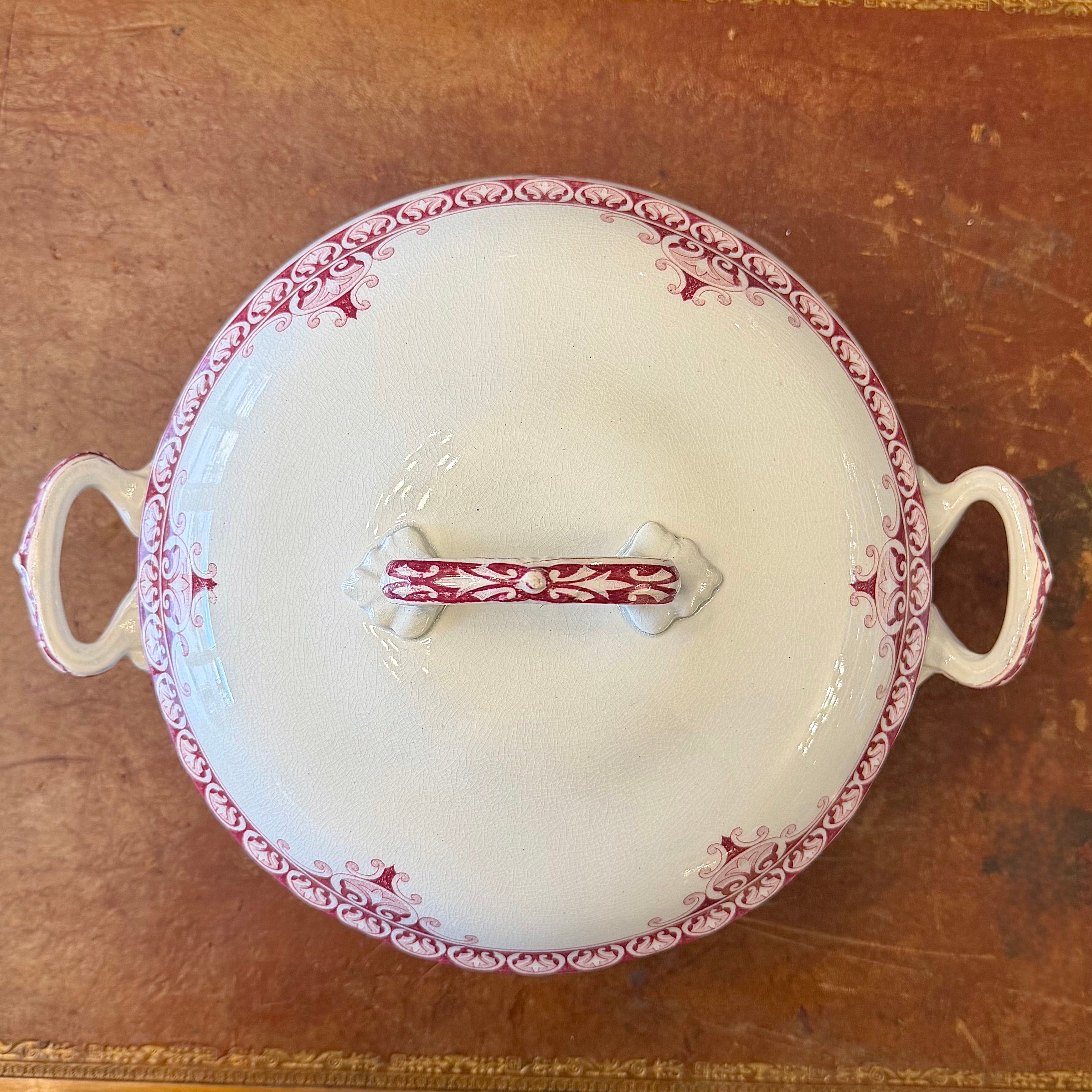 Sopera de cerámica Saint Amand et Hamage. Francia SXX