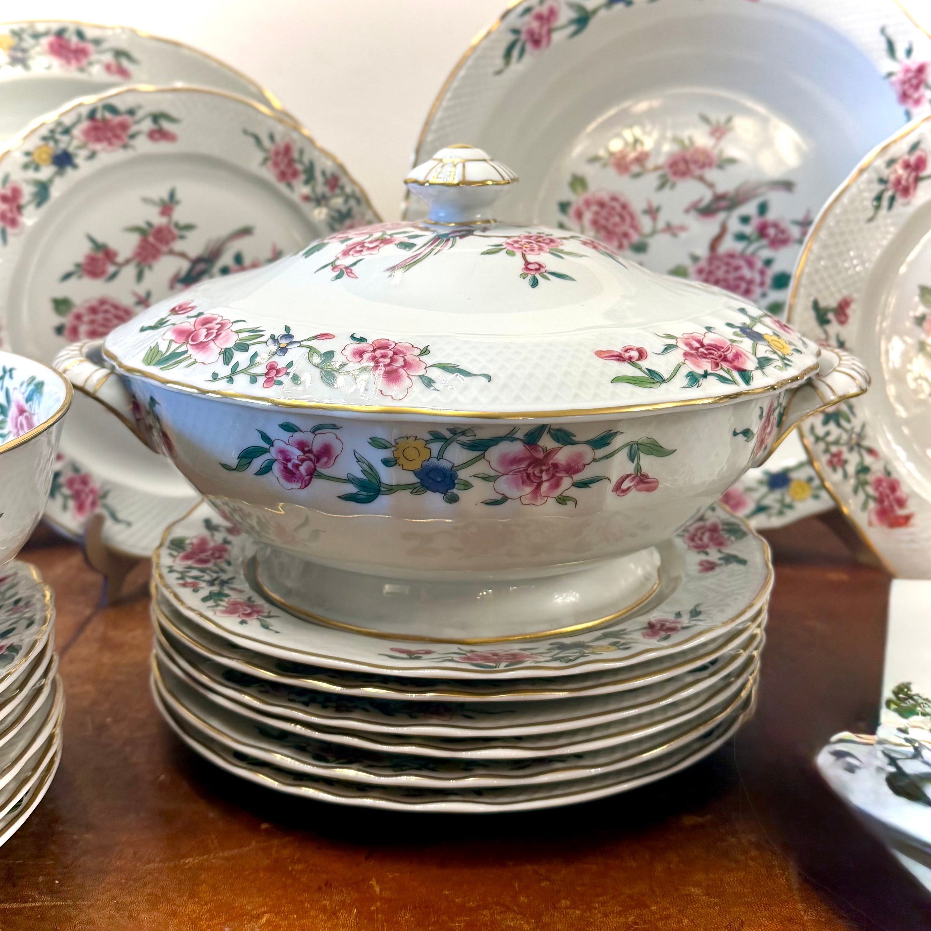 Vajilla de porcelana francesa Limoges Bernardaud modelo Condé. Francia SXIX