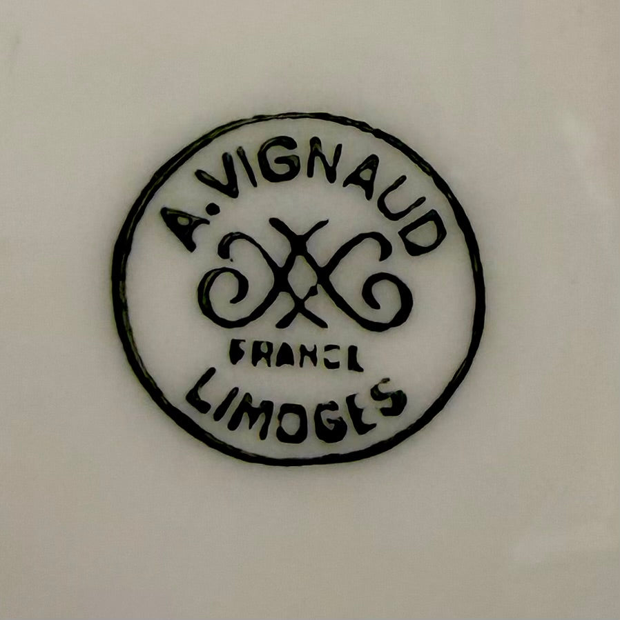 Vajilla de porcelana Limoges A. Vignaud verde celadón y dorado. Francia SXX