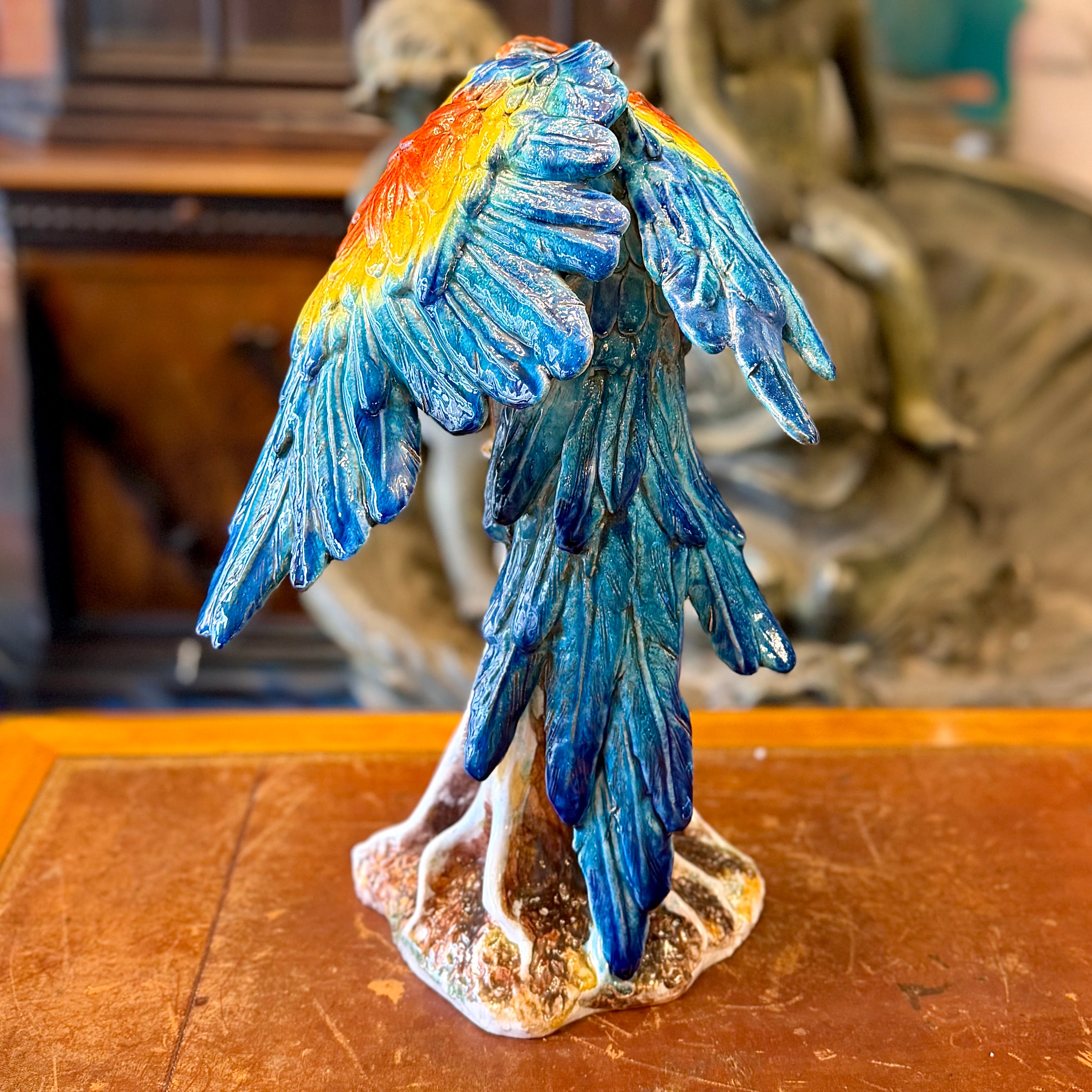Espectacular guacamayo de mayólica italiana posado en una tronco. Italia 1930