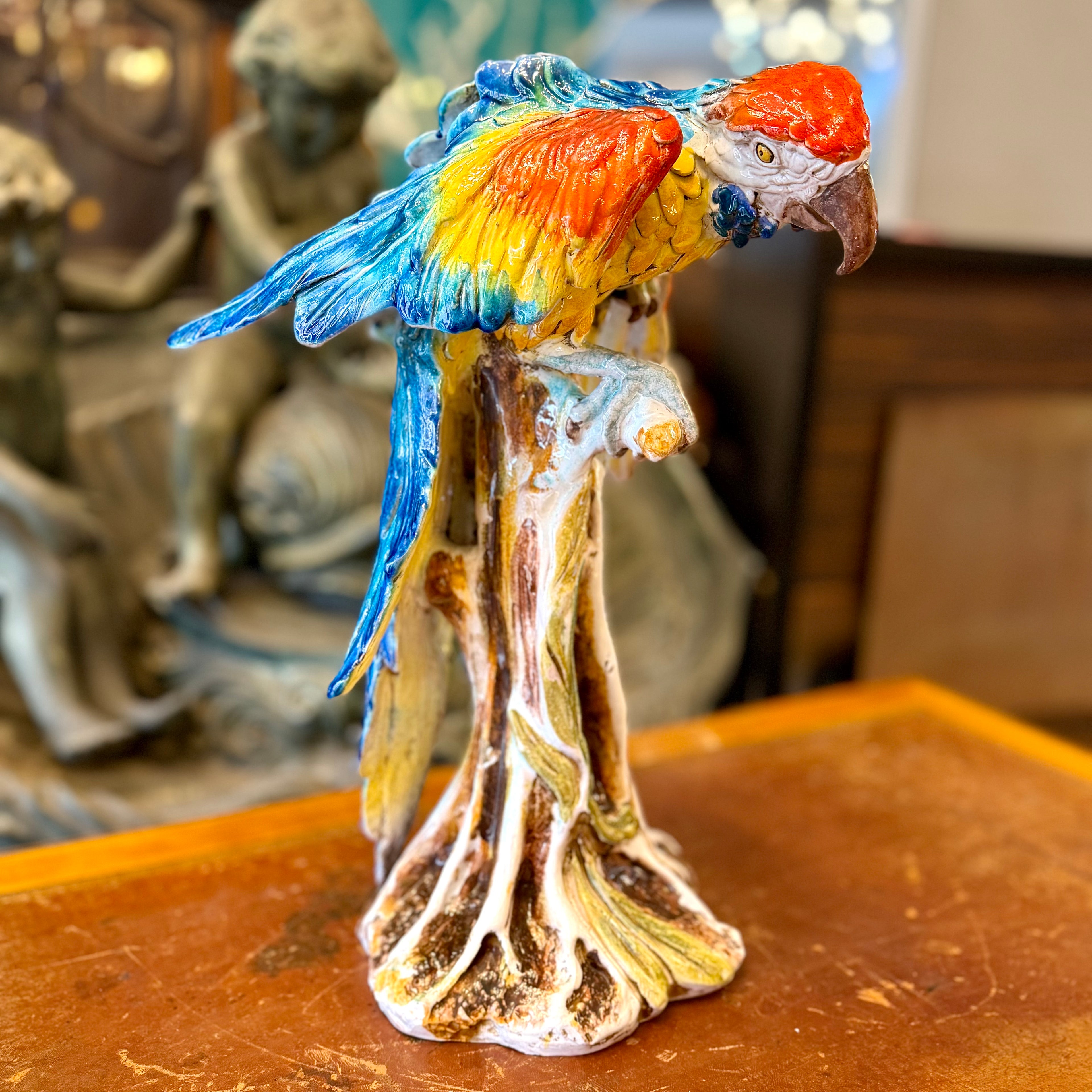 Espectacular guacamayo de mayólica italiana posado en una tronco. Italia 1930