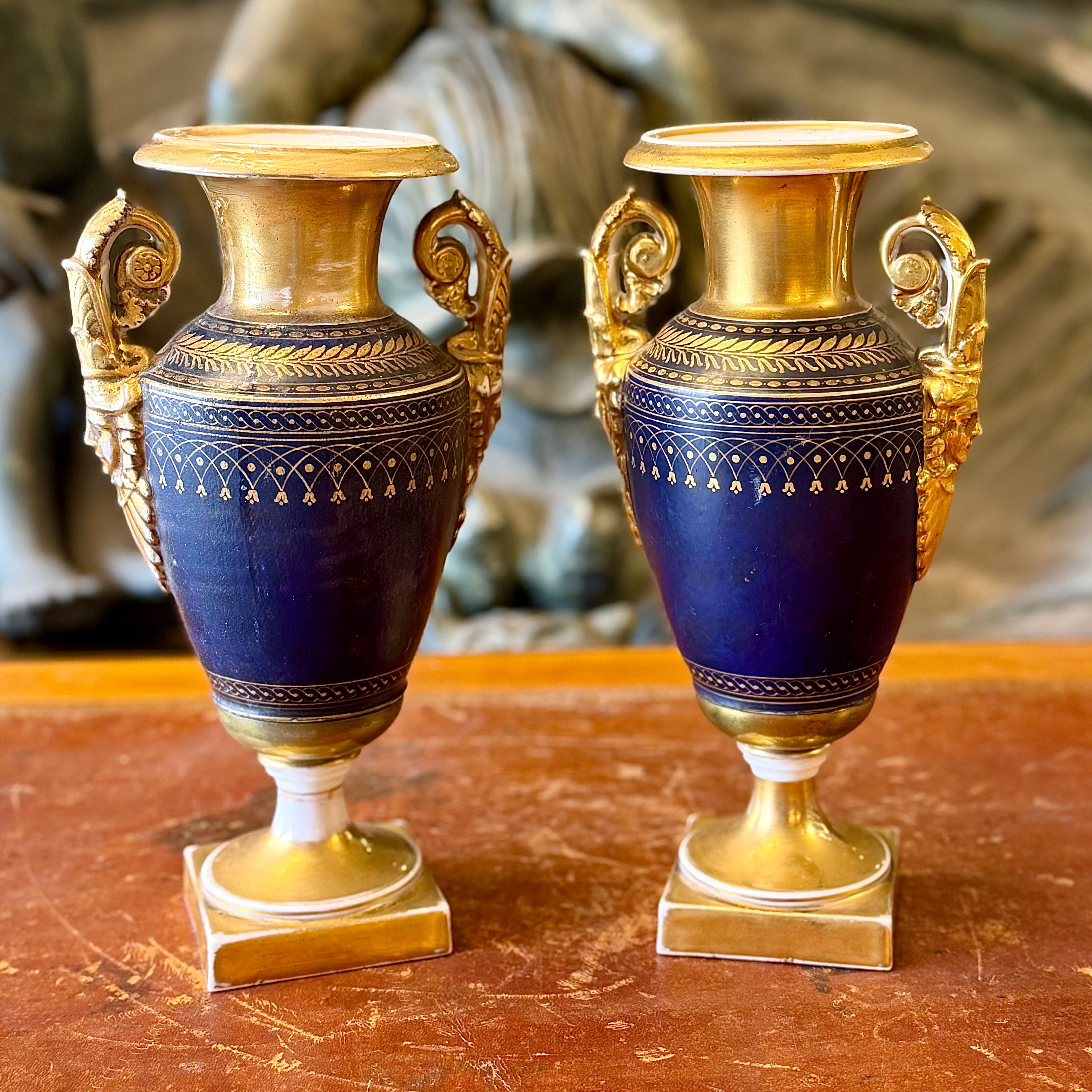 Par de jarrones de Médicis de porcelana época Napoleón III. Francia SXIX