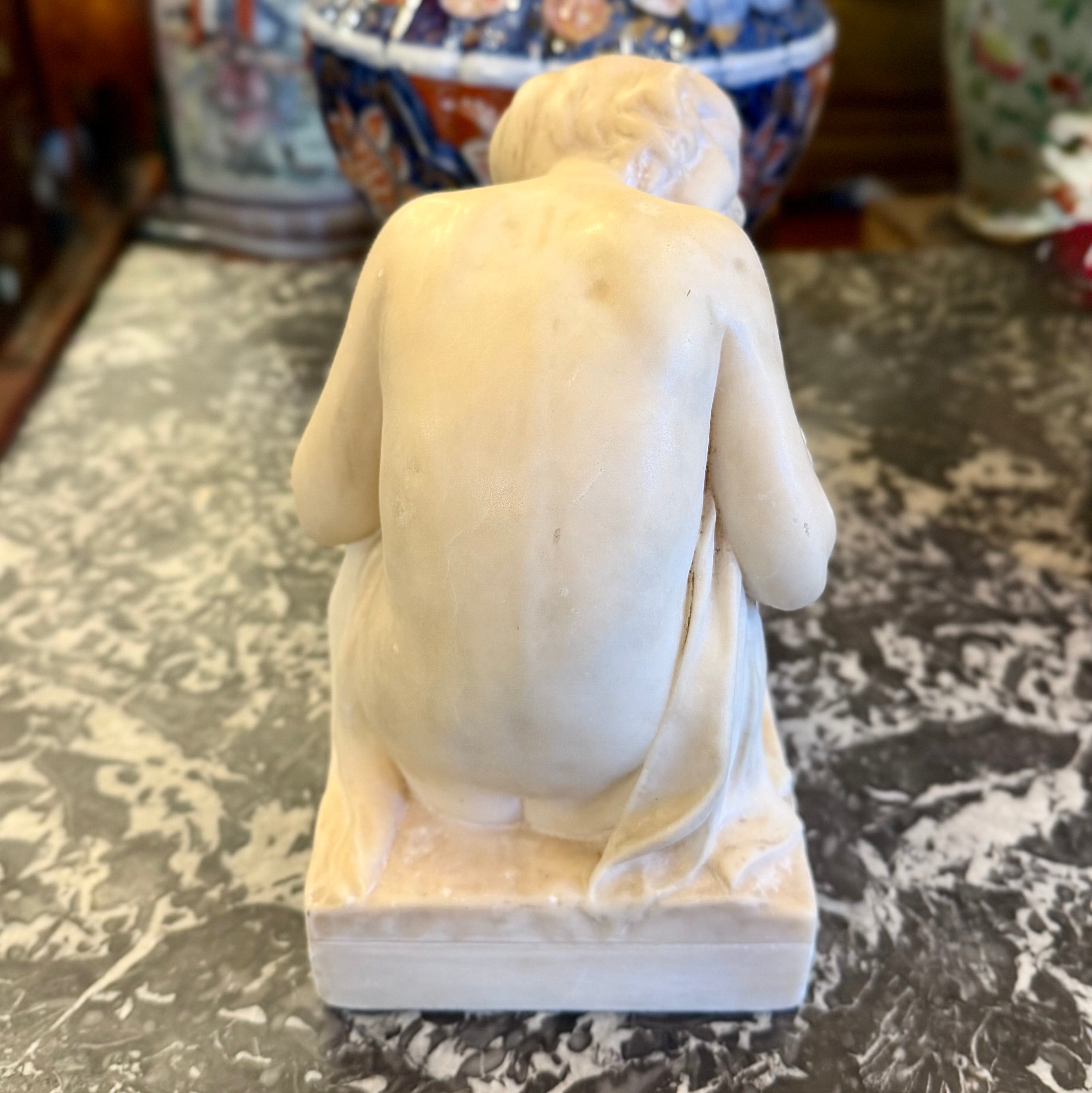 Escultura de mármol italiana Art-Deco de una mujer sentada. Italia SXX