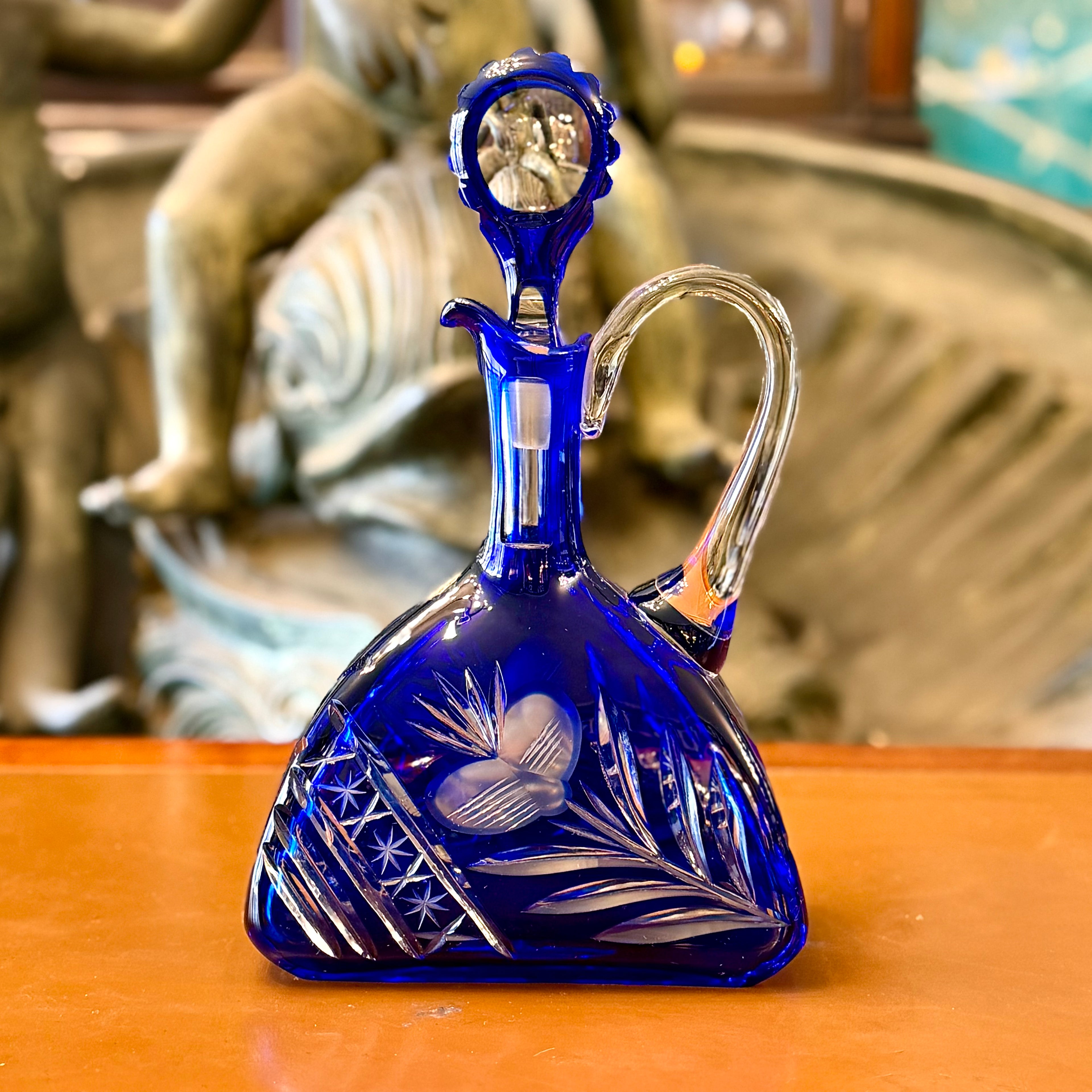 Decantador de cristal azul cobalto de bohemia. Checoeslovaquia SXX
