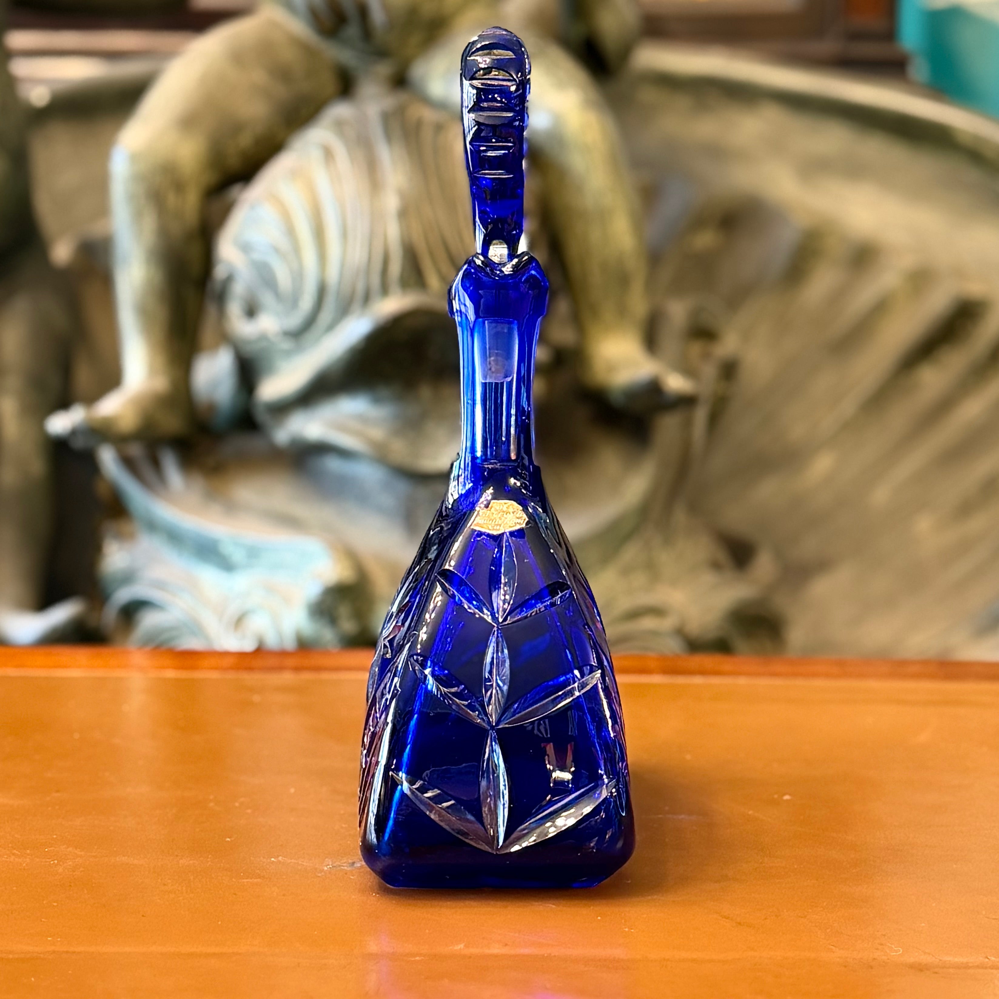 Decantador de cristal azul cobalto de bohemia. Checoeslovaquia SXX
