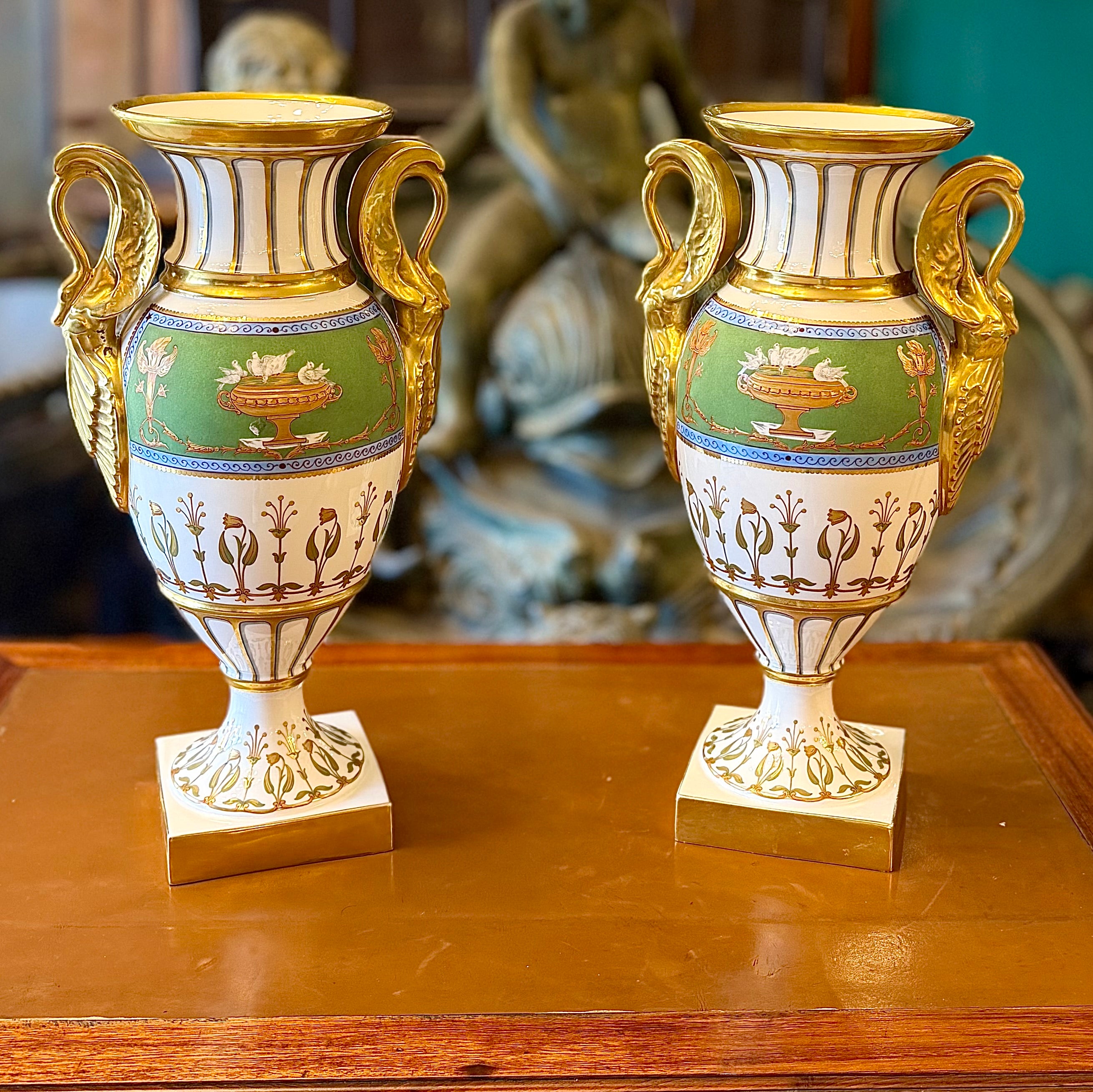Par de jarrones de porcelana Imperio con cisnes dorados. Francia SXIX