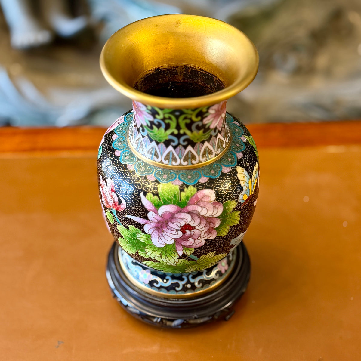 Jarrón japonés de cloissone con crisantemos y peonias. Japón SXX