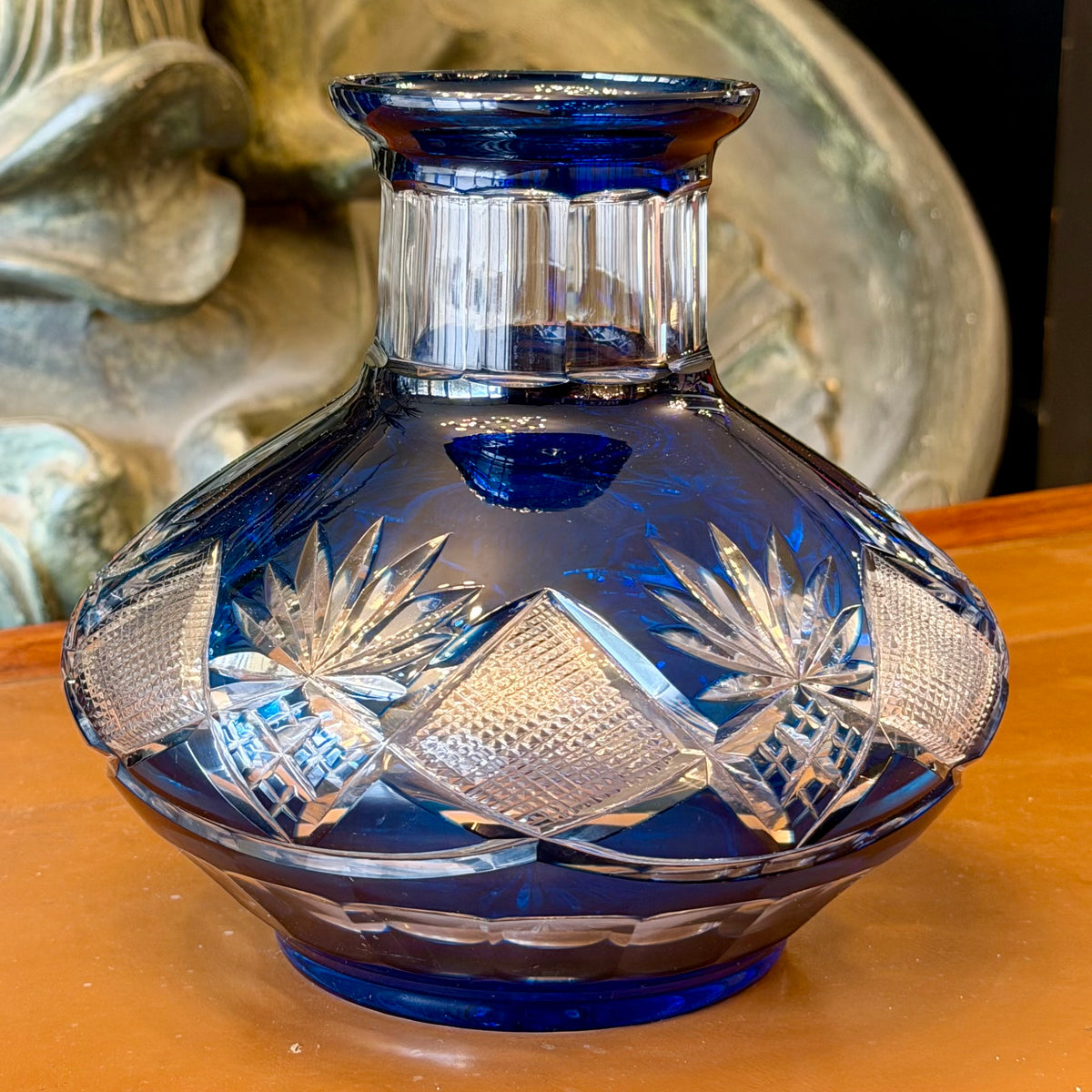 Florero de cristal cortado en azul cobalto y motivos geométricos. Checoeslovaquia SXX