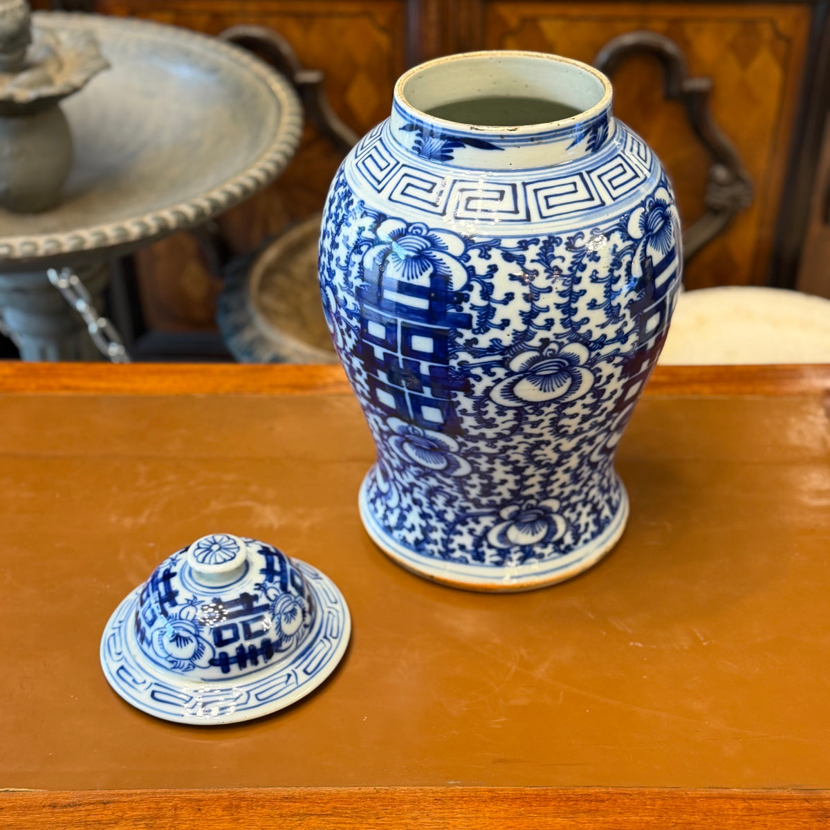 Jarrón de jengibre chino en azul y balcno con simnolo de la doble felicidas. China Qing SXIX