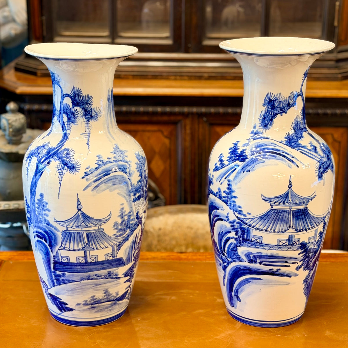 Par de jarrones de porcelana chinos en azul y blanco. China SXX