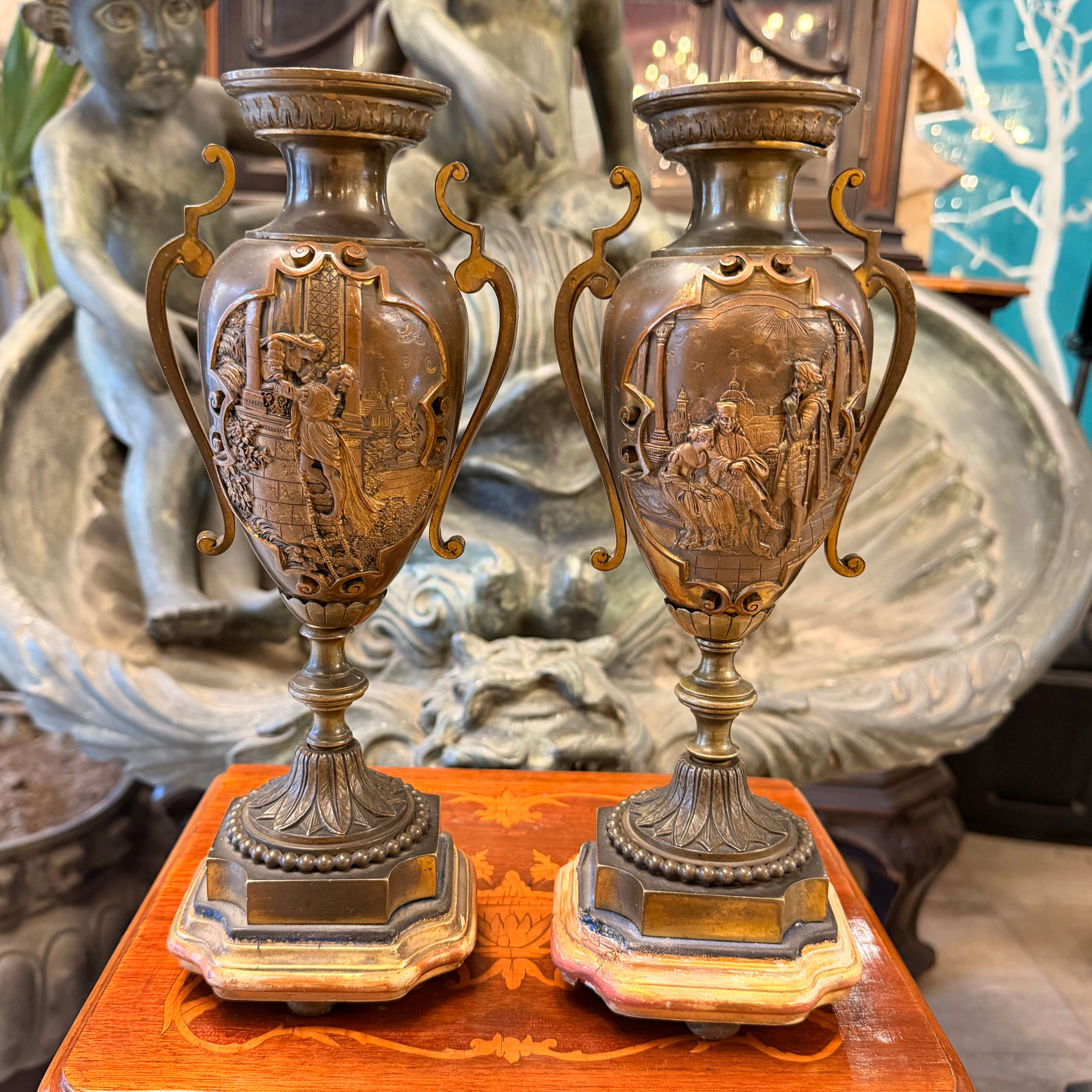 Par de cassolettes de bronce escenas galantes. Francia SXIX