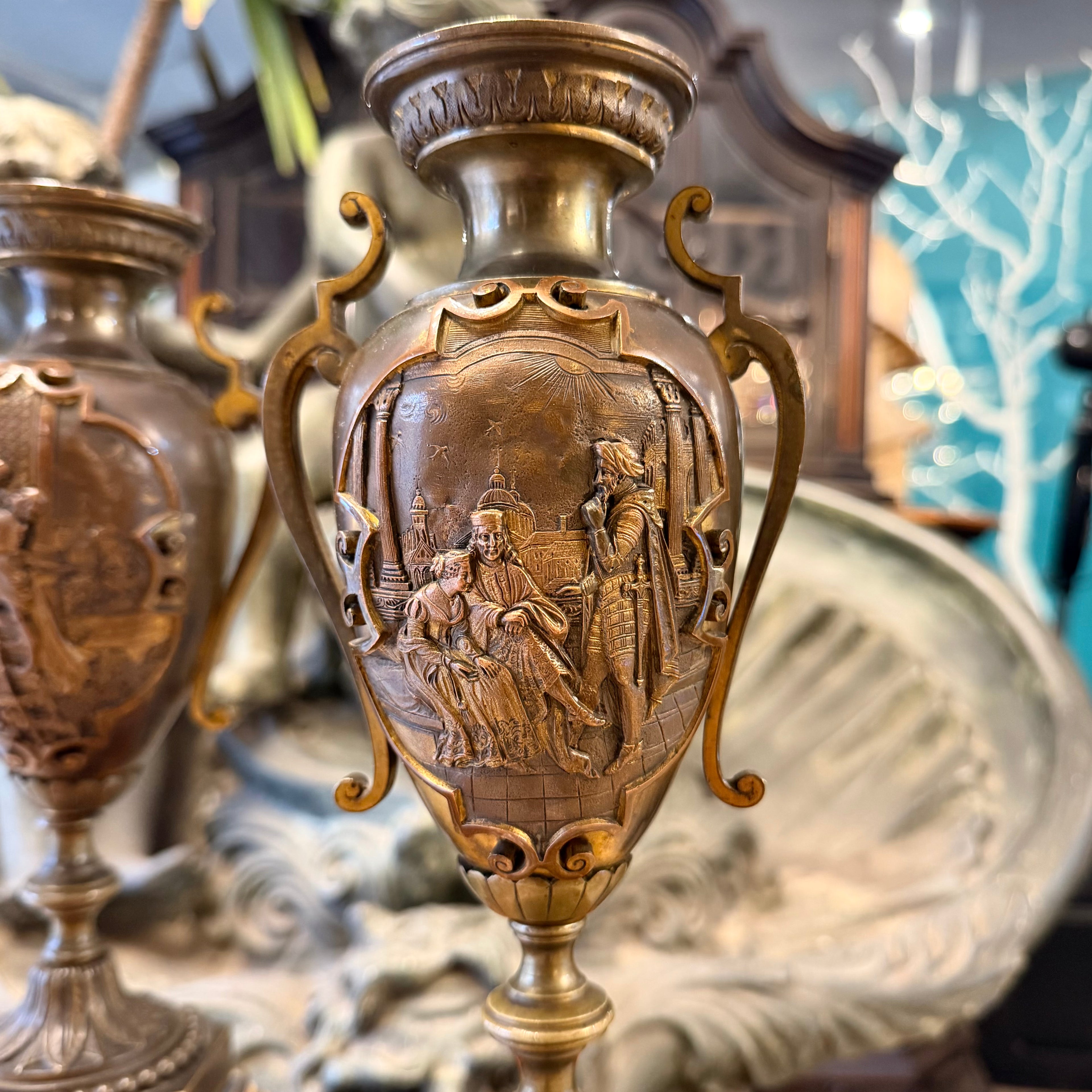 Par de cassolettes de bronce escenas galantes. Francia SXIX