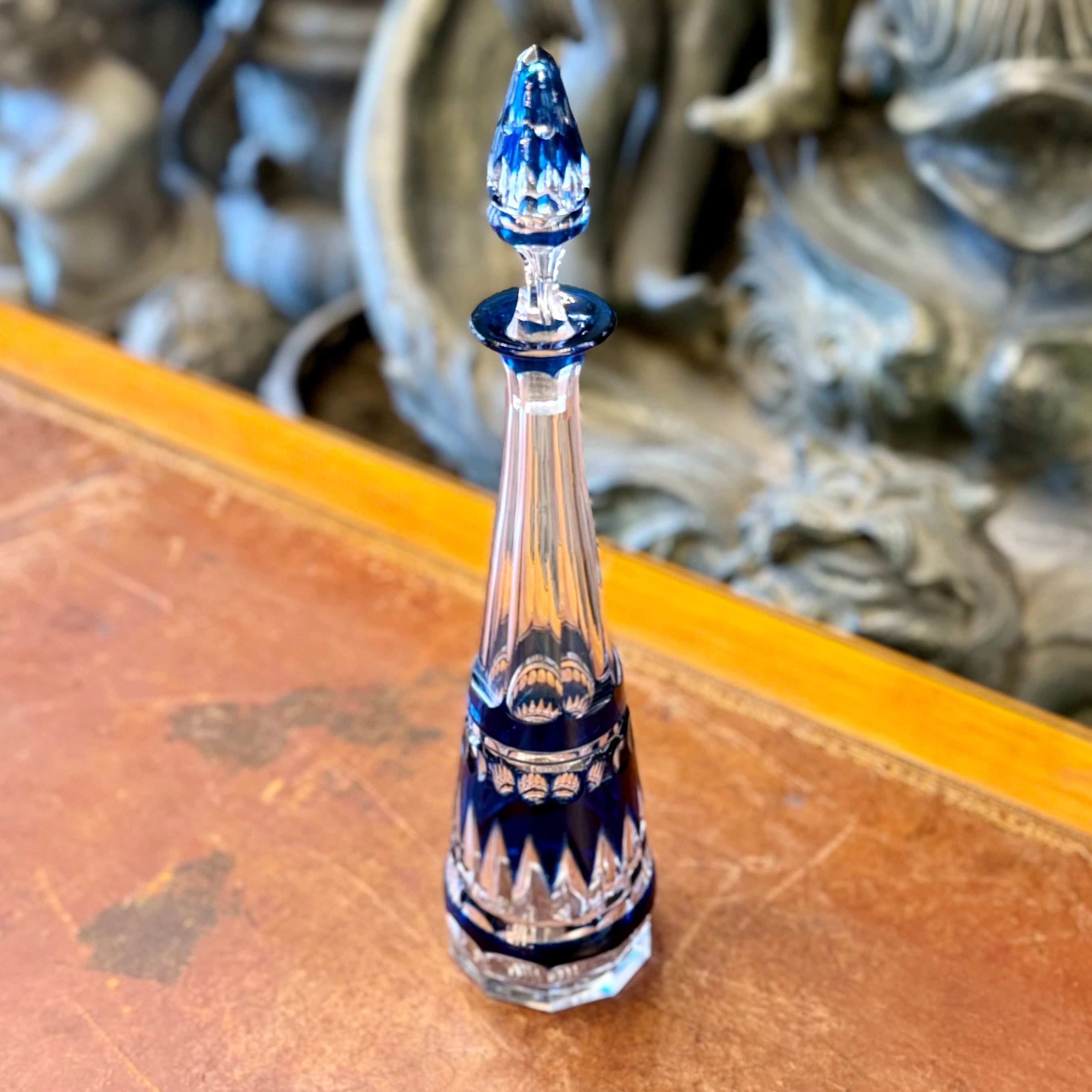 Botella de cristal cortado estilo neo-clásica. Francia SXX