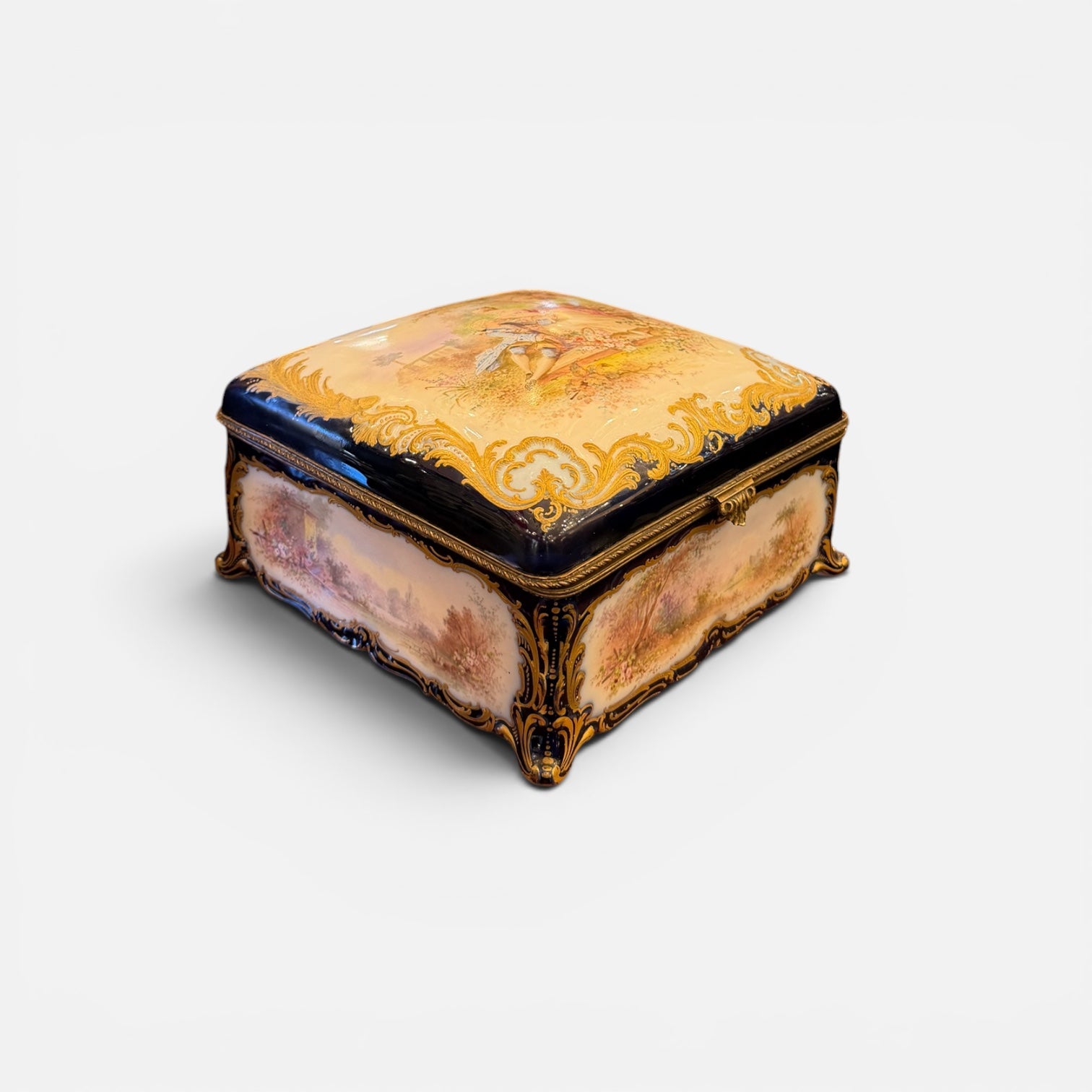 Caja de porcelana de Sèvres con tullerías y marcas de la época. Francia Belle Époque