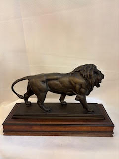 ANTOINE-LOUISE BARYE (FRANCÉS, 1796-1875) "LEÓN QUE MARCHA" Firmada "Barye" en base naturalista