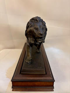 ANTOINE-LOUISE BARYE (FRANCÉS, 1796-1875) "LEÓN QUE MARCHA" Firmada "Barye" en base naturalista